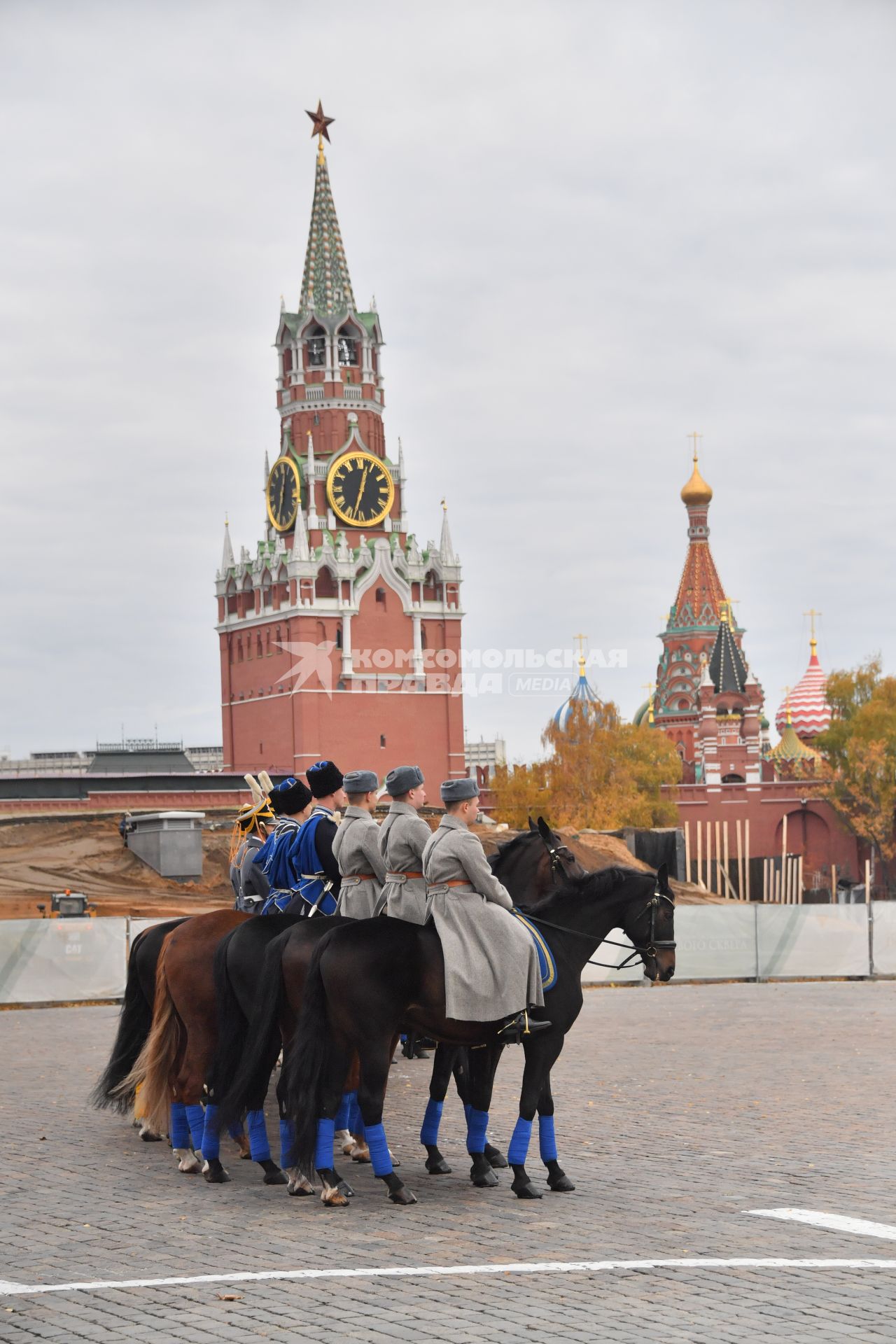 Москва.  Военнослужащие роты специального караула Президентского полка ФСО России перед началом церемонии развода пеших и конных караулов на Соборной площади Московского Кремля.