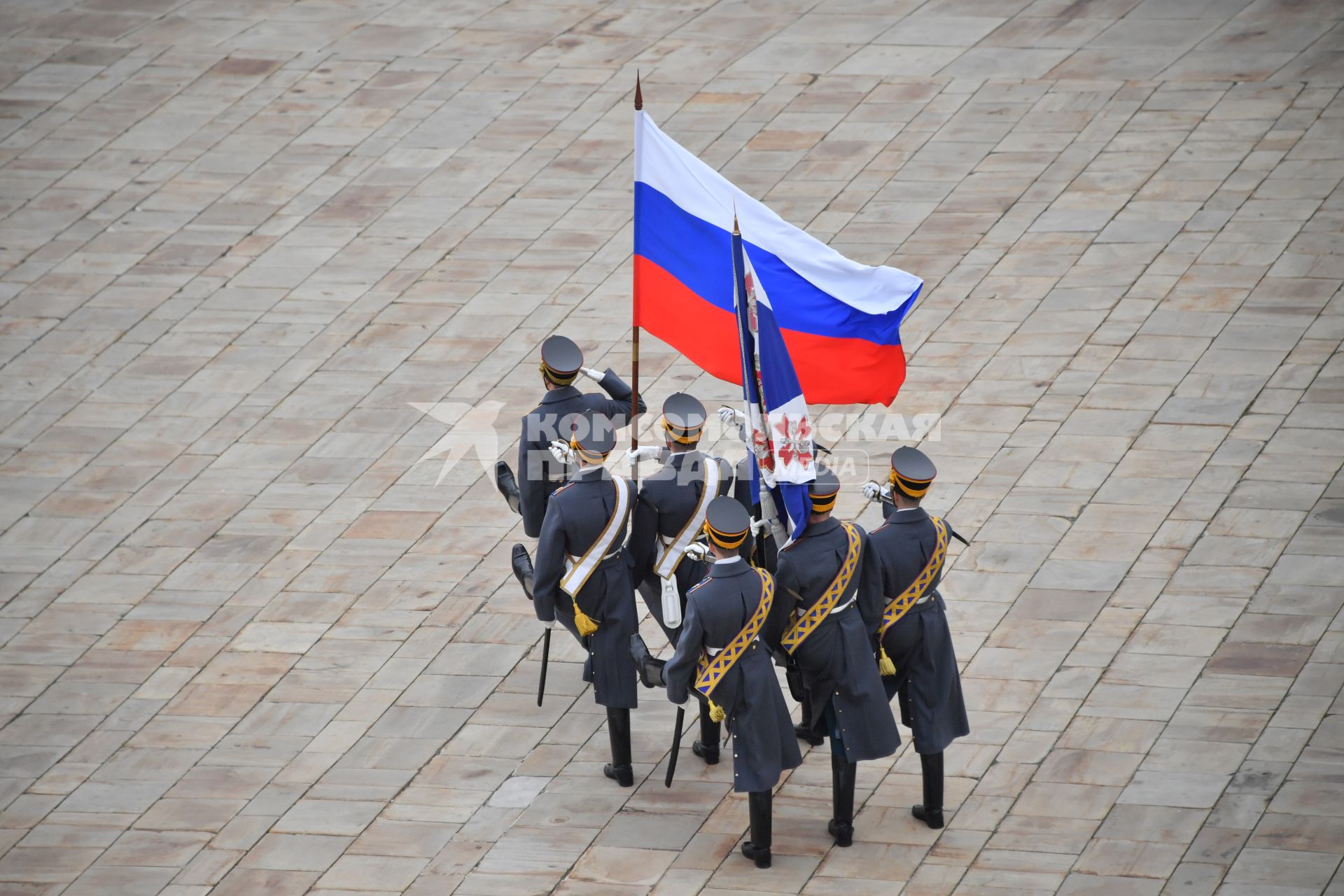 Москва. Военнослужащие роты специального караула Президентского полка ФСО России  на церемонии развода пеших и конных караулов на Соборной площади Московского Кремля.