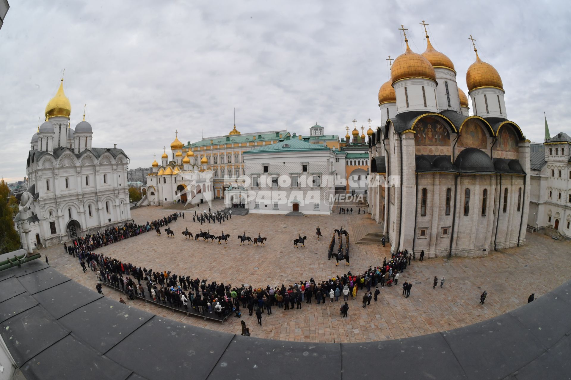 Москва. Военнослужащие роты специального караула Президентского полка ФСО России  на церемонии развода пеших и конных караулов на Соборной площади Московского Кремля.