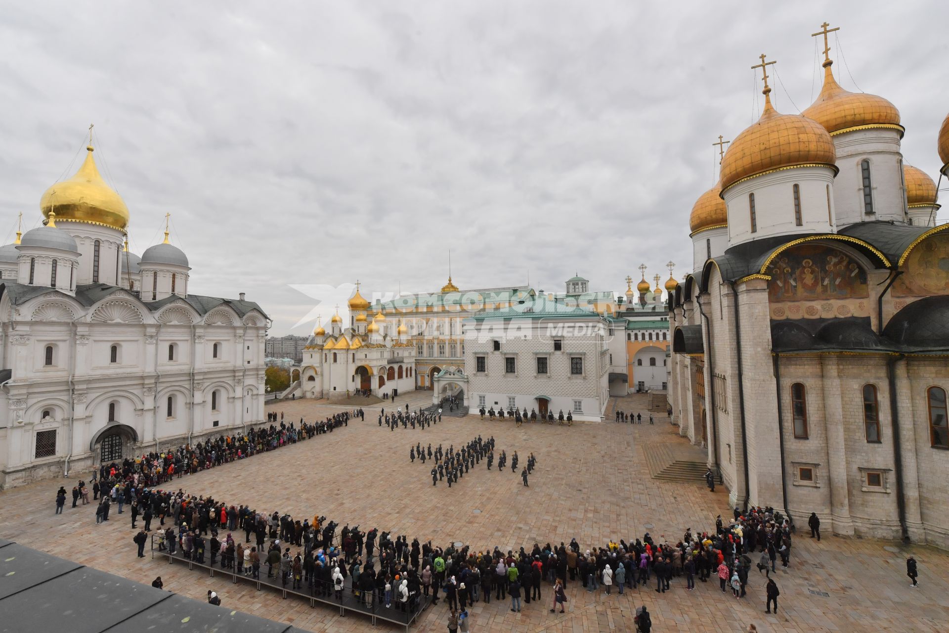 Москва. Военнослужащие роты специального караула Президентского полка ФСО России  на церемонии развода пеших и конных караулов на Соборной площади Московского Кремля.