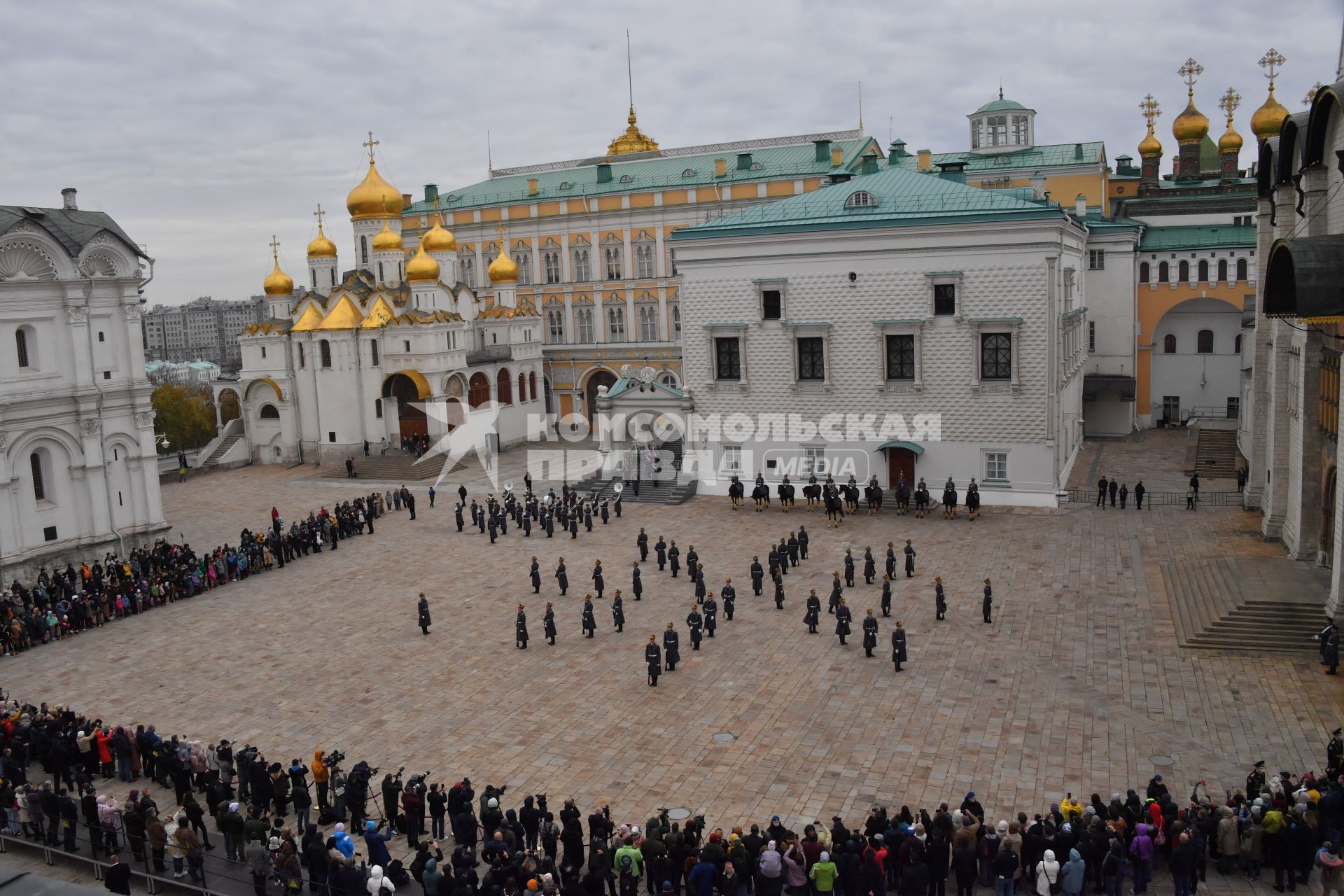 Москва. Военнослужащие роты специального караула Президентского полка ФСО России  на церемонии развода пеших и конных караулов на Соборной площади Московского Кремля.