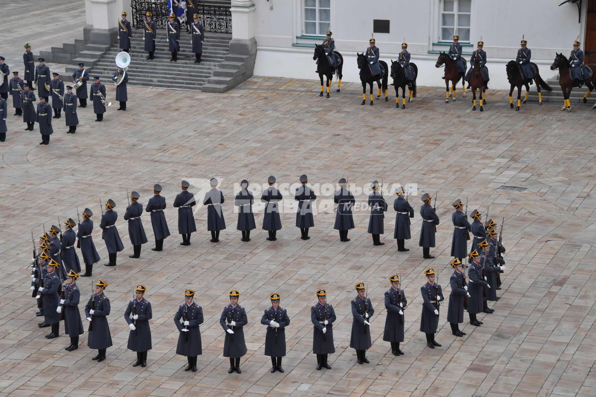 Москва. Военнослужащие роты специального караула Президентского полка ФСО России  на церемонии развода пеших и конных караулов на Соборной площади Московского Кремля.