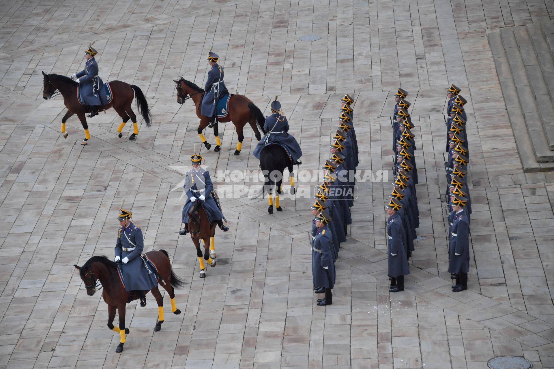 Москва. Военнослужащие роты специального караула Президентского полка ФСО России  на церемонии развода пеших и конных караулов на Соборной площади Московского Кремля.