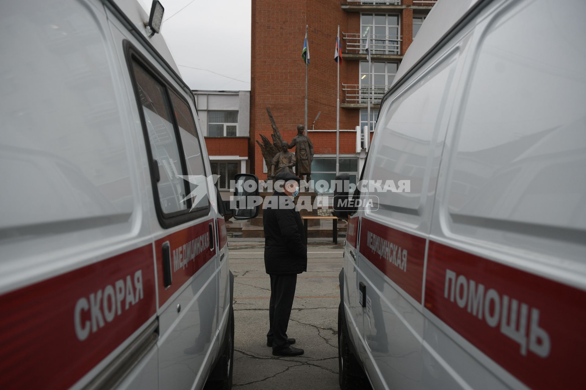 Екатенринбург. Передача 20 новых машин скорой медицинской помощи больницам Свердловской области, по федеральной программы модернизации первичного медицинского звена