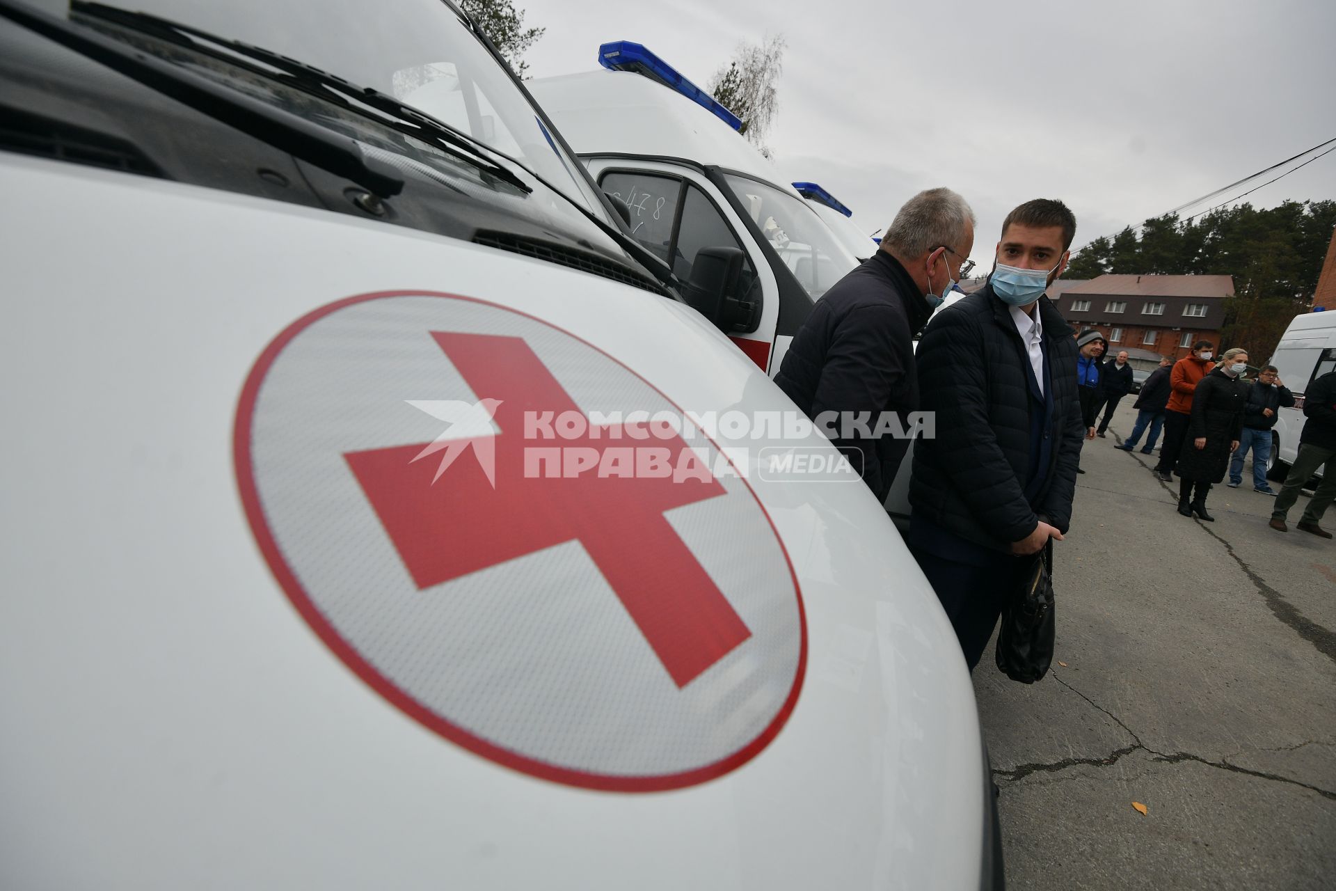 Екатенринбург. Передача 20 новых машин скорой медицинской помощи больницам Свердловской области, по федеральной программы модернизации первичного медицинского звена