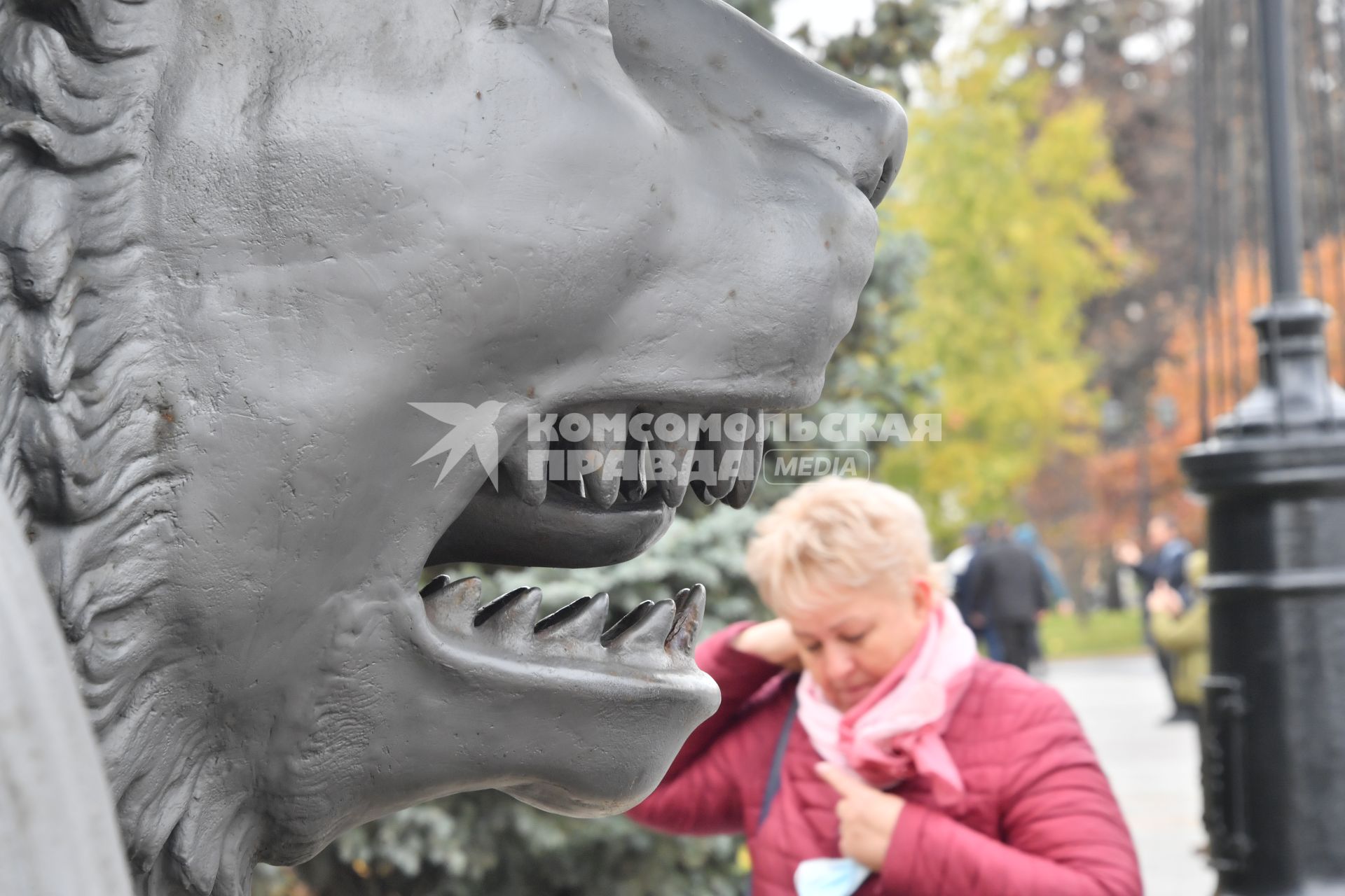 Москва.   Женщина гуляет в Московсколм Кремле.