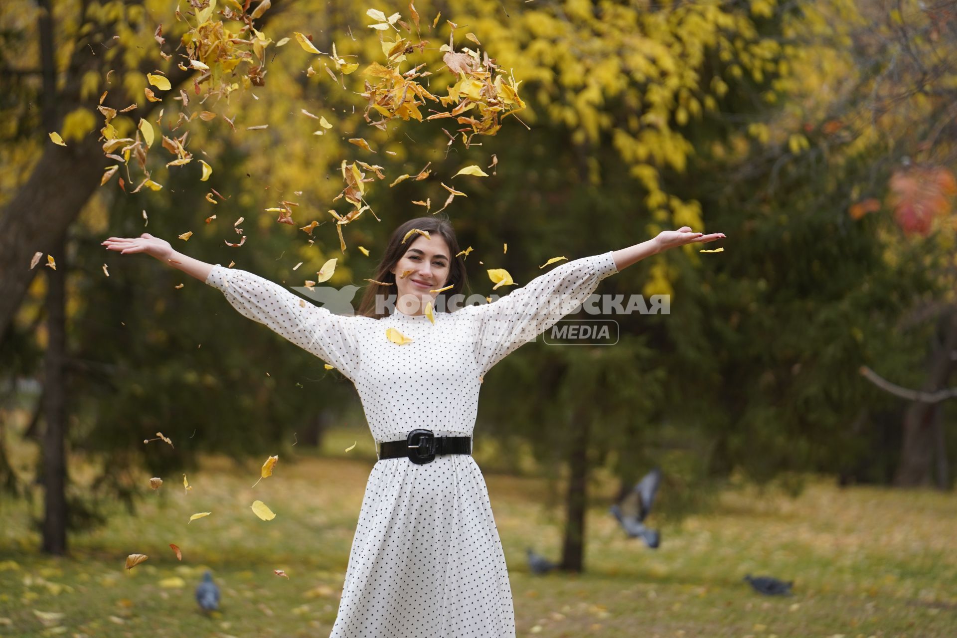 Самара. Девушка подкидывает листья в осеннем парке.