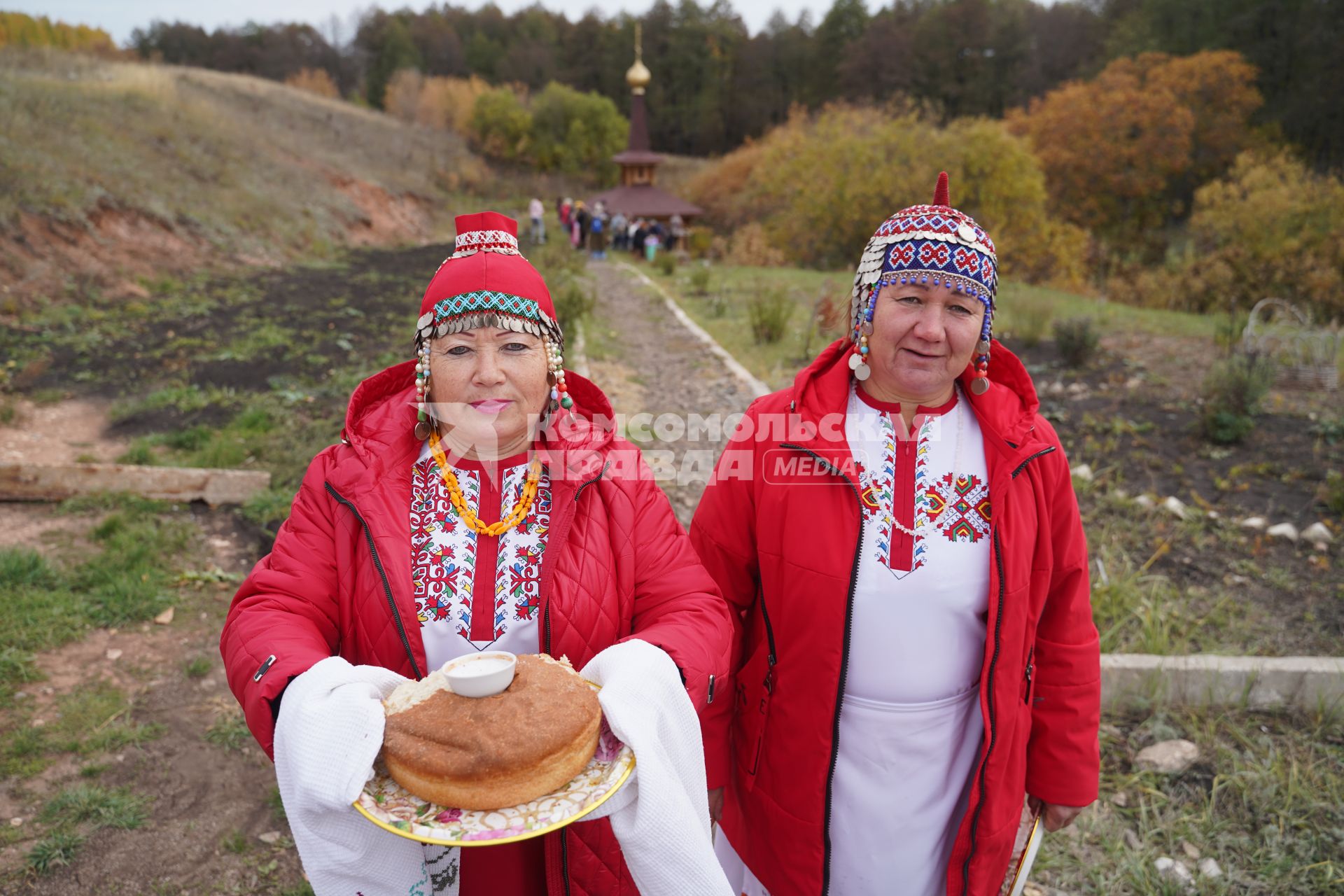 Самара. Женщины в костюмах угощают хлеб-солью.