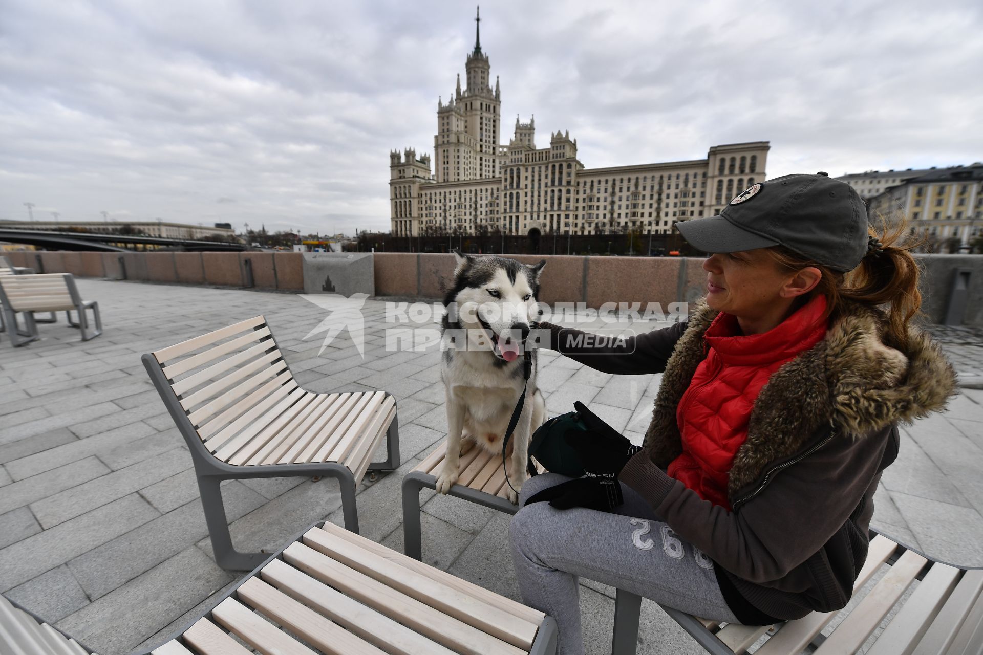 Москва. Девушка с собакой породы хаски на Космодамианской набережной.