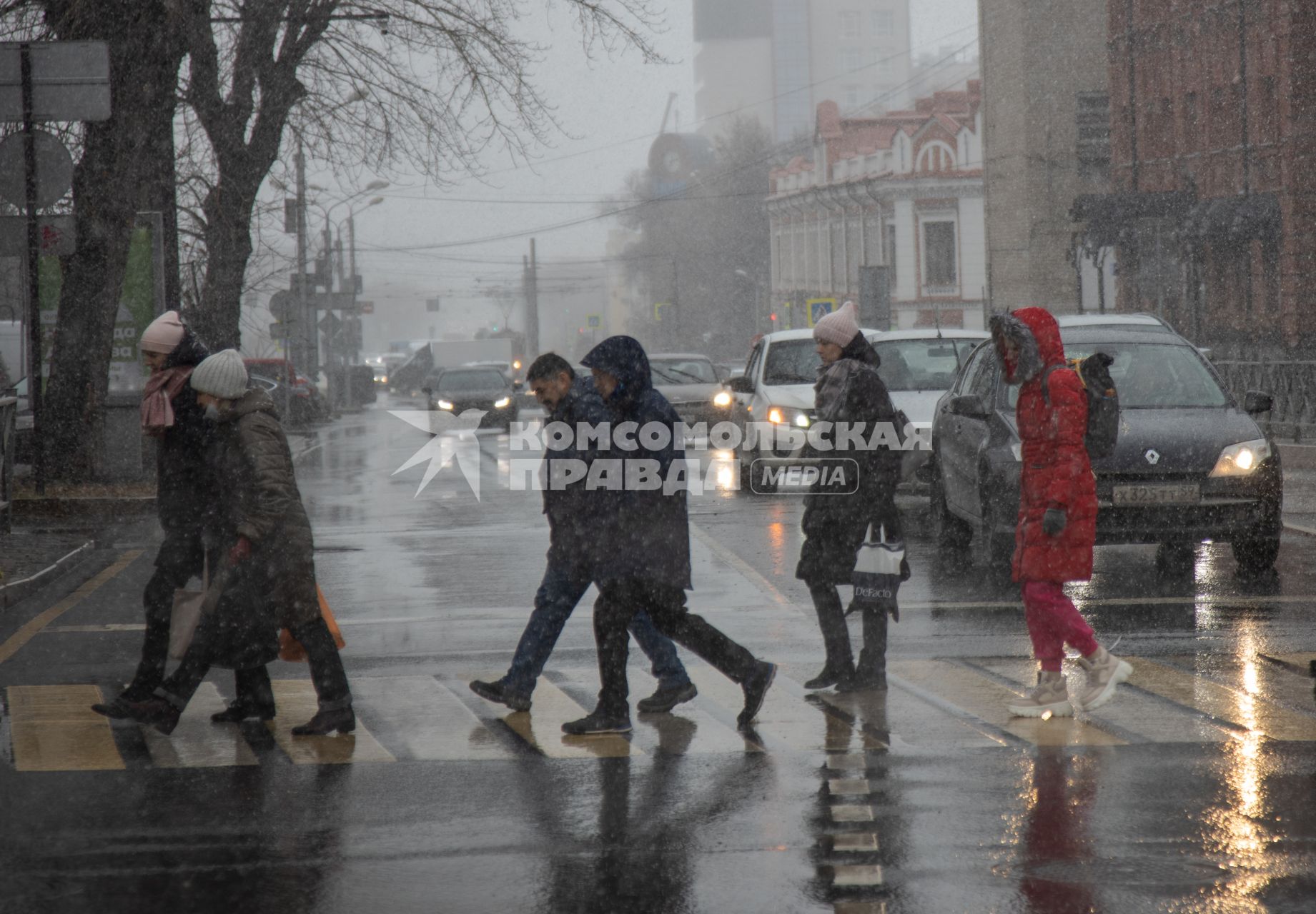 Пермь. Первый снег в городе. Люди переходят дорогу по пешеходному переходу.