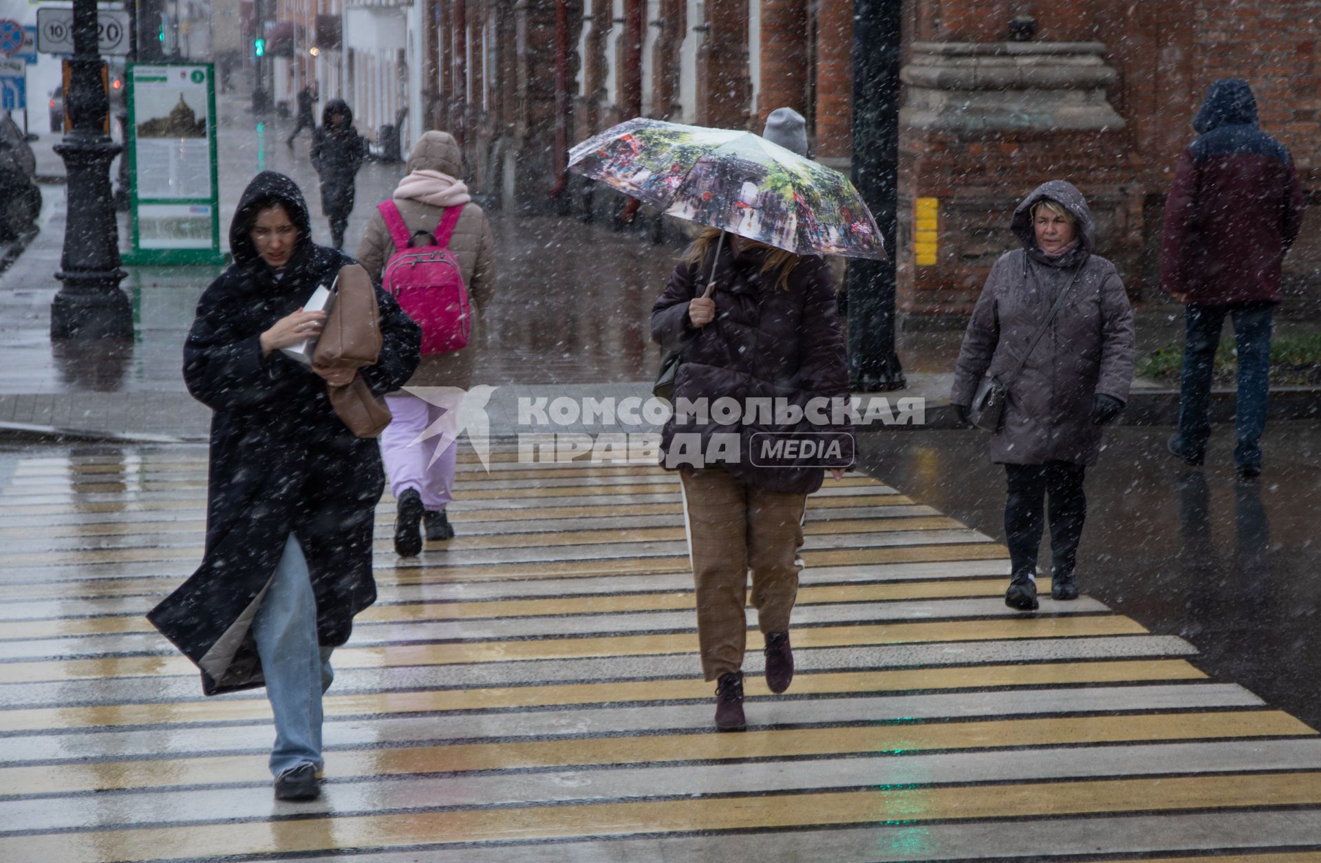 Пермь. Первый снег в городе. Люди переходят дорогу по пешеходному переходу.