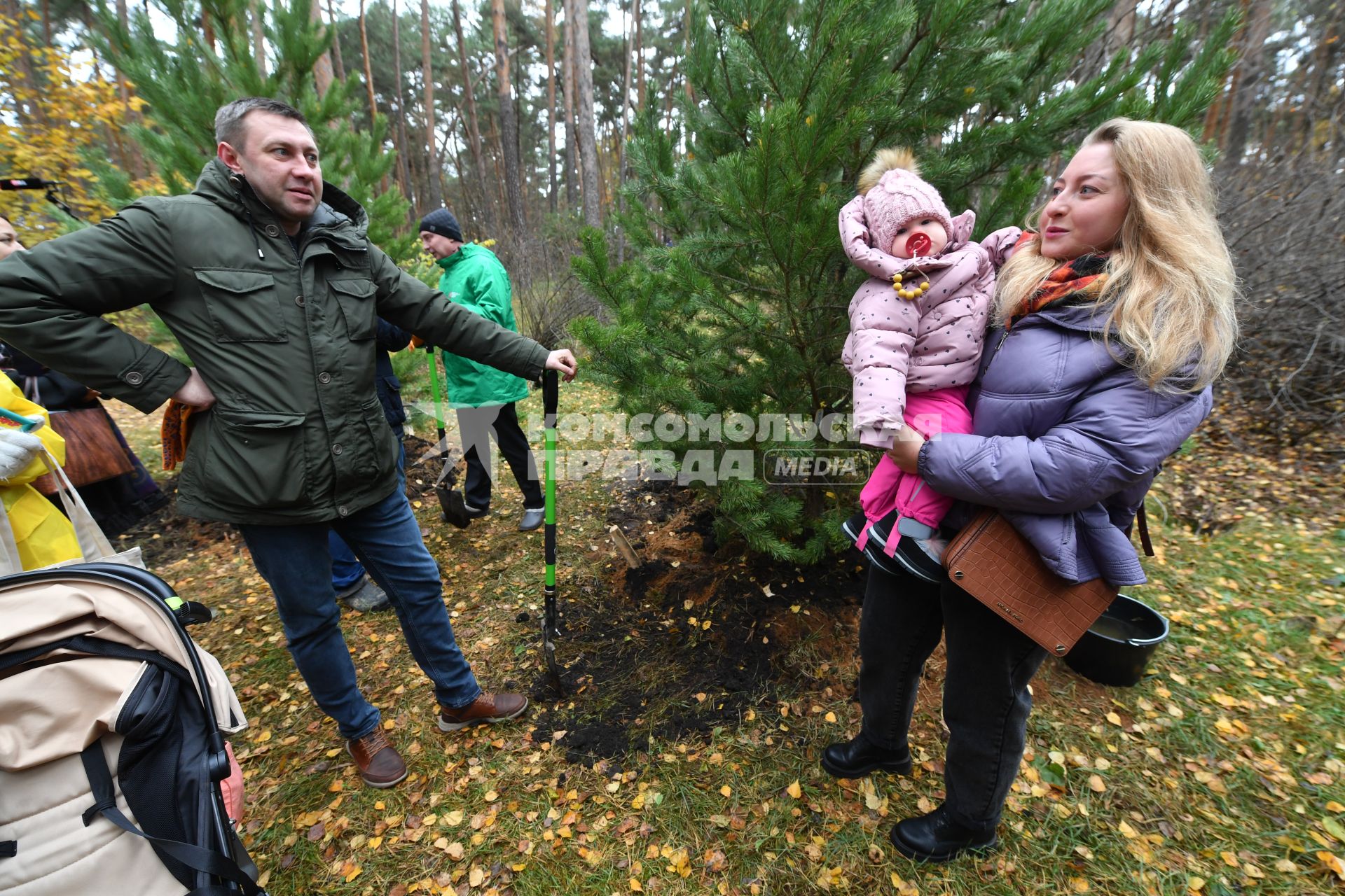 Москва. В рамках проекта `Наше дерево`жители города  высаживают саженцы деревьер в столичных лесопарках в честь рождения своего ребенка.