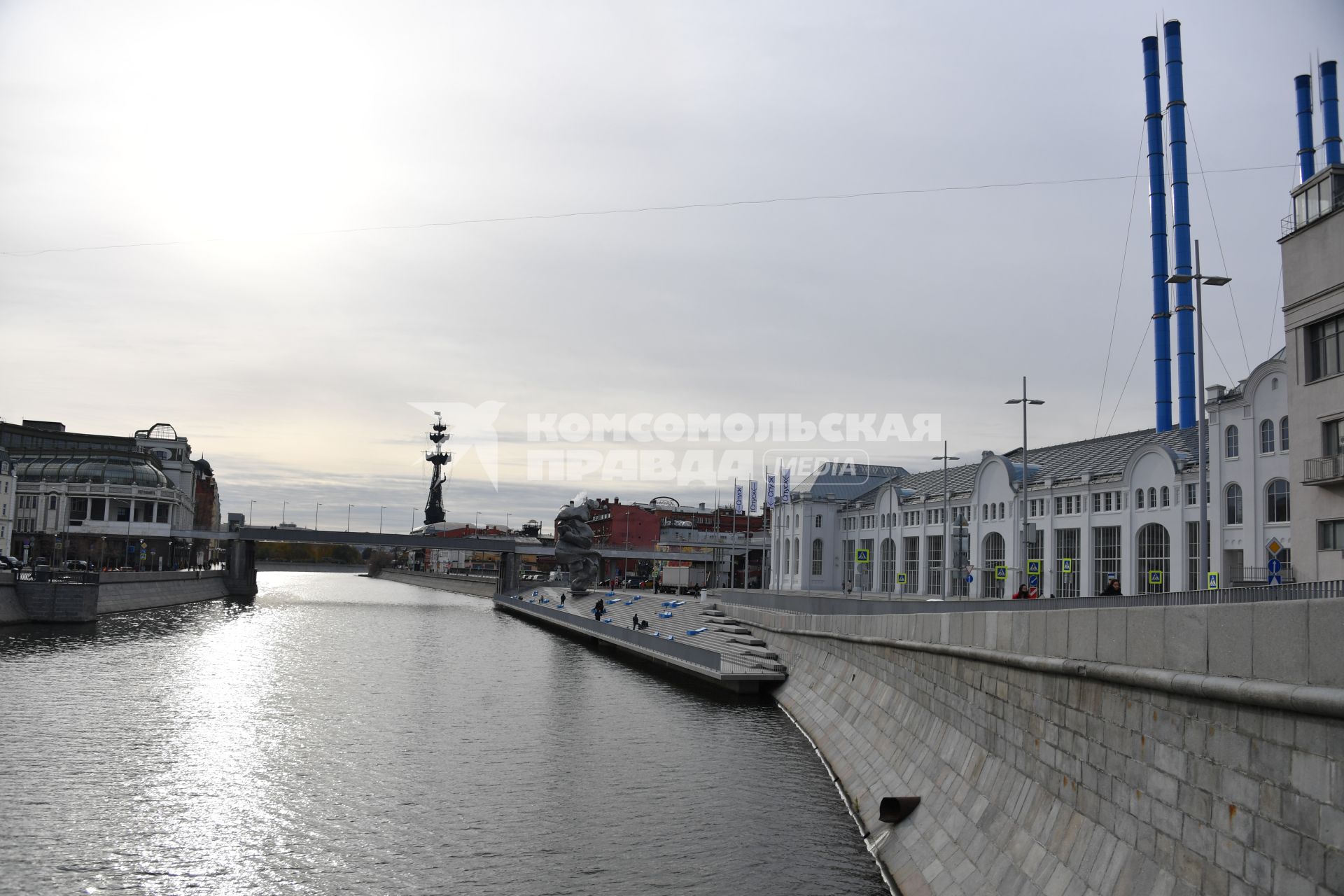 Москва. Вид на ГЭС-2 на Болотной набережной после реконструкции (справа).