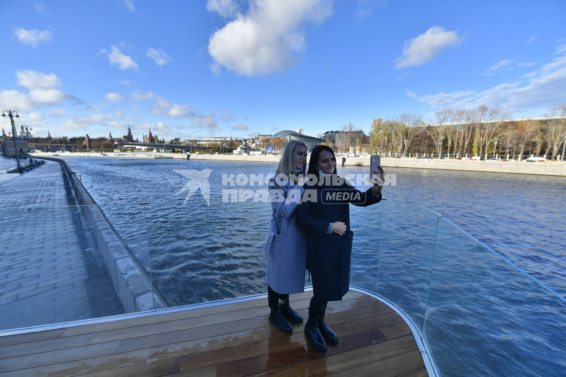 Москва. Девушки делают селфи на Раушской набережной.