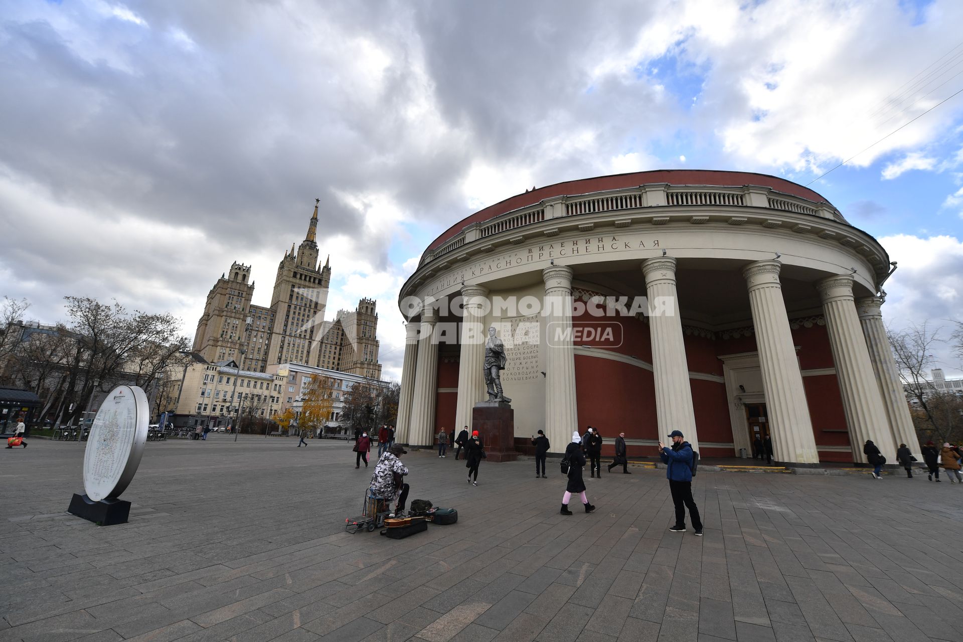 Москва. Люди у станции метро `Краснопресненская`.