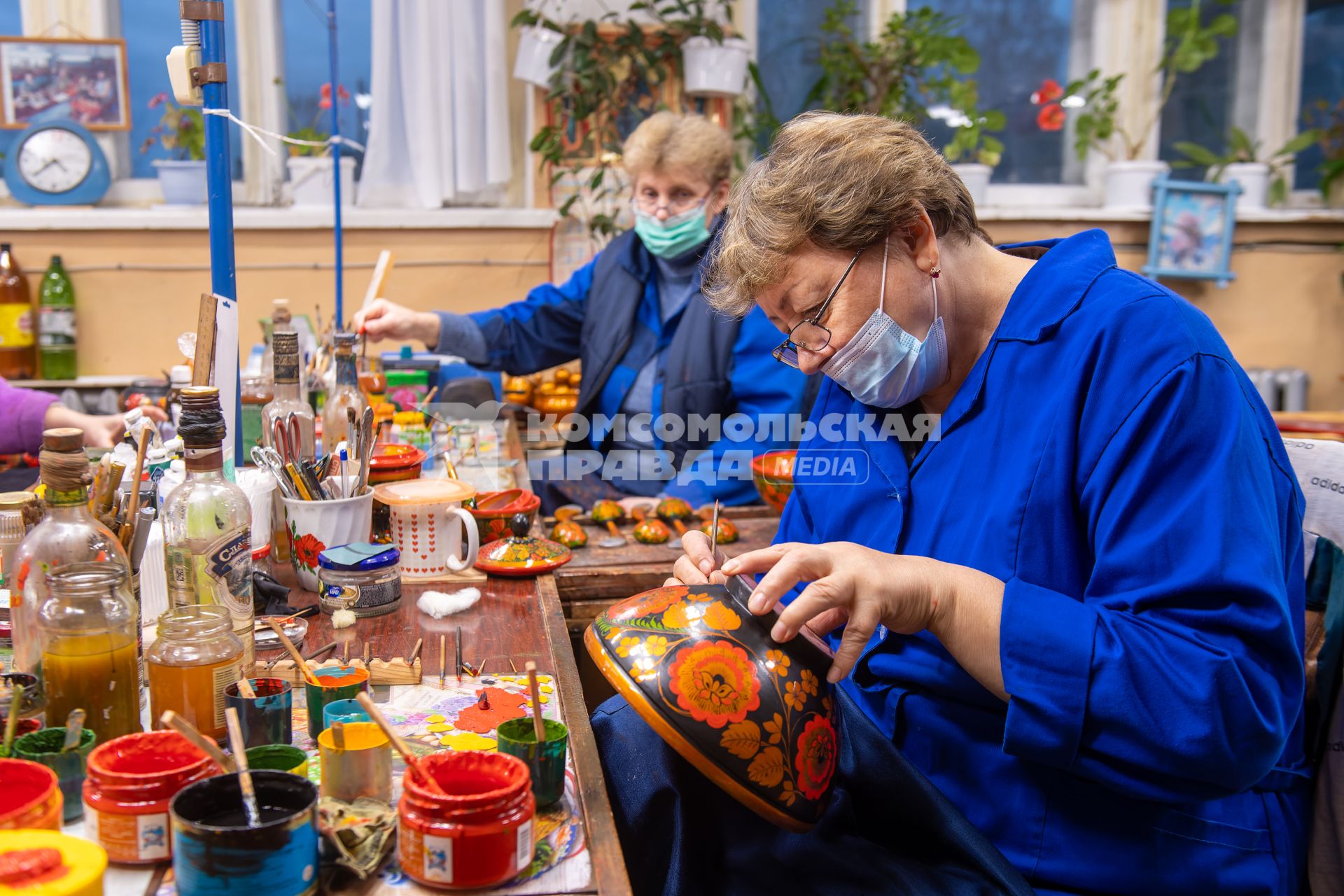 Нижегородская область. В мастерской росписи предприятия ООО `Хохлома` в деревне Сухоноска.