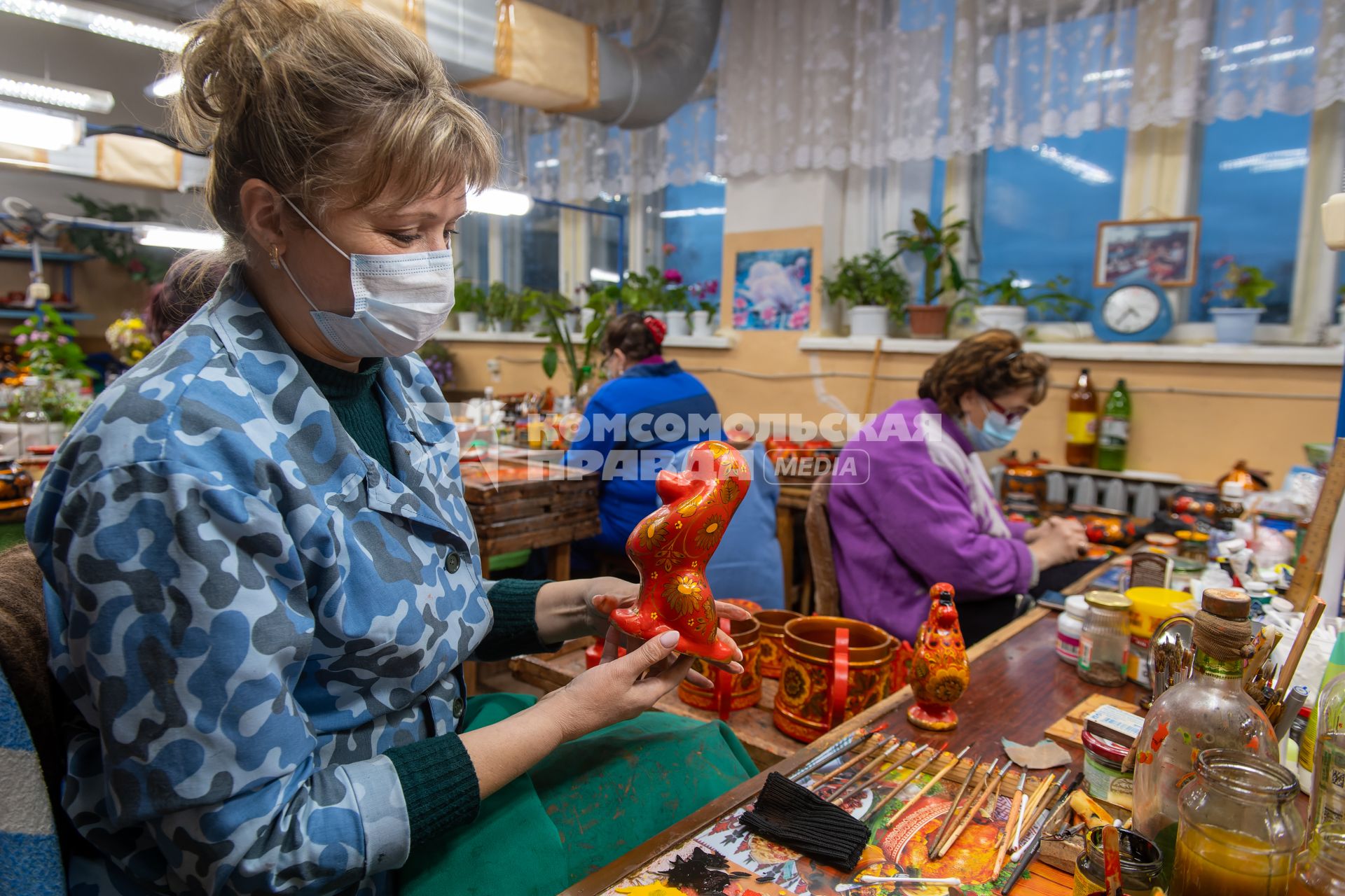 Нижегородская область. В мастерской росписи предприятия   ООО `Хохлома` в деревне  Сухоноска.