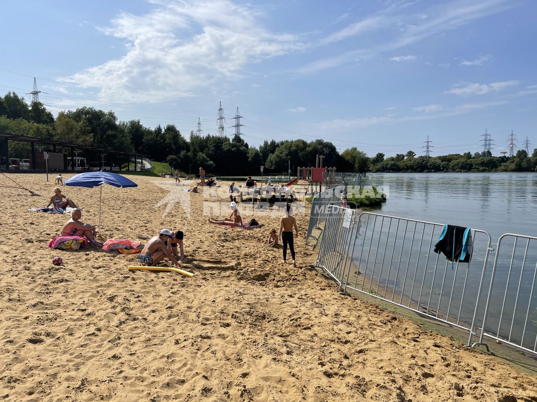 Москва. Люди отдыхают на городском пляже.