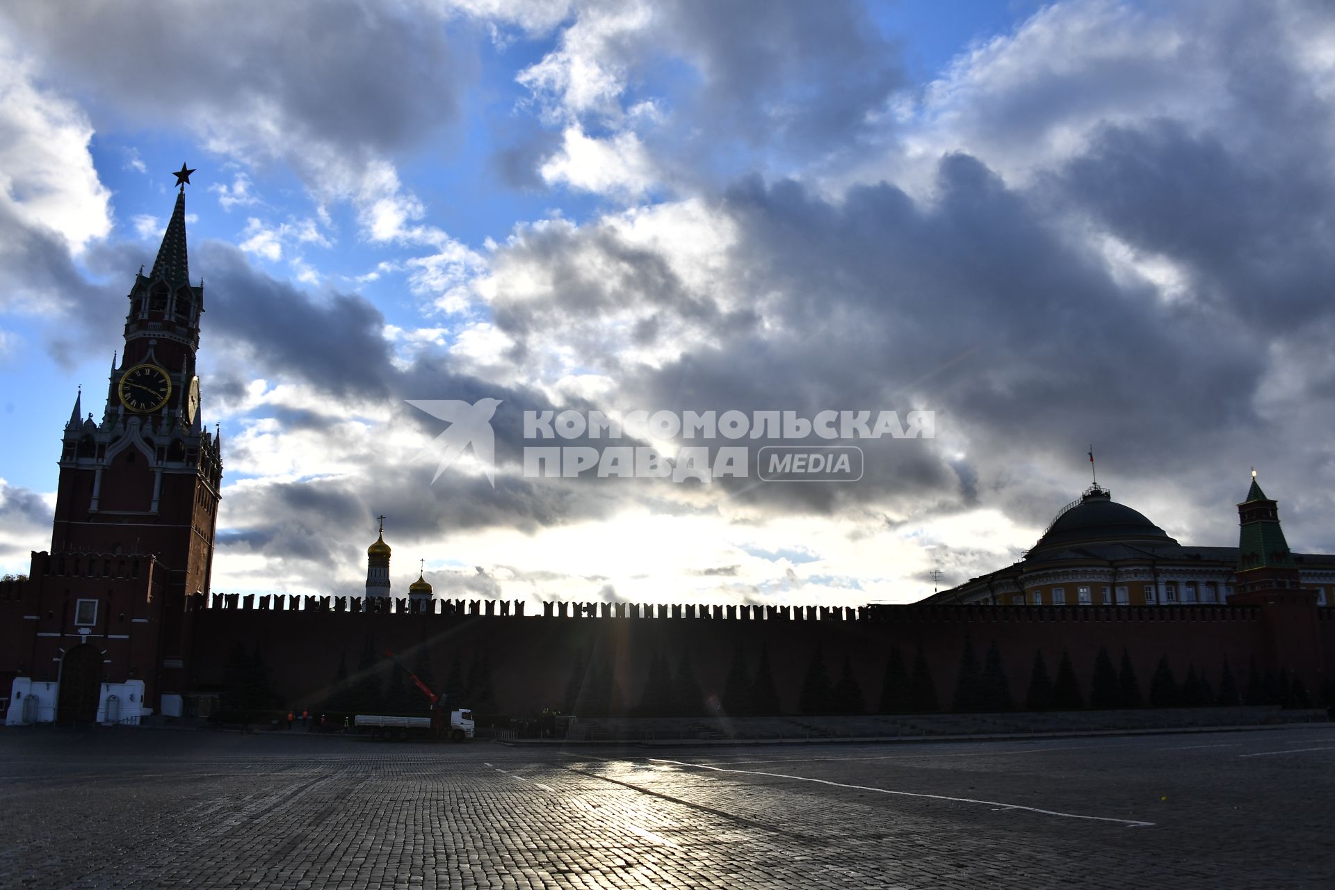 Москва.  Вид на Красную площадь и кремлевскую стену с обрушенным зубцом после ураганного ветра.