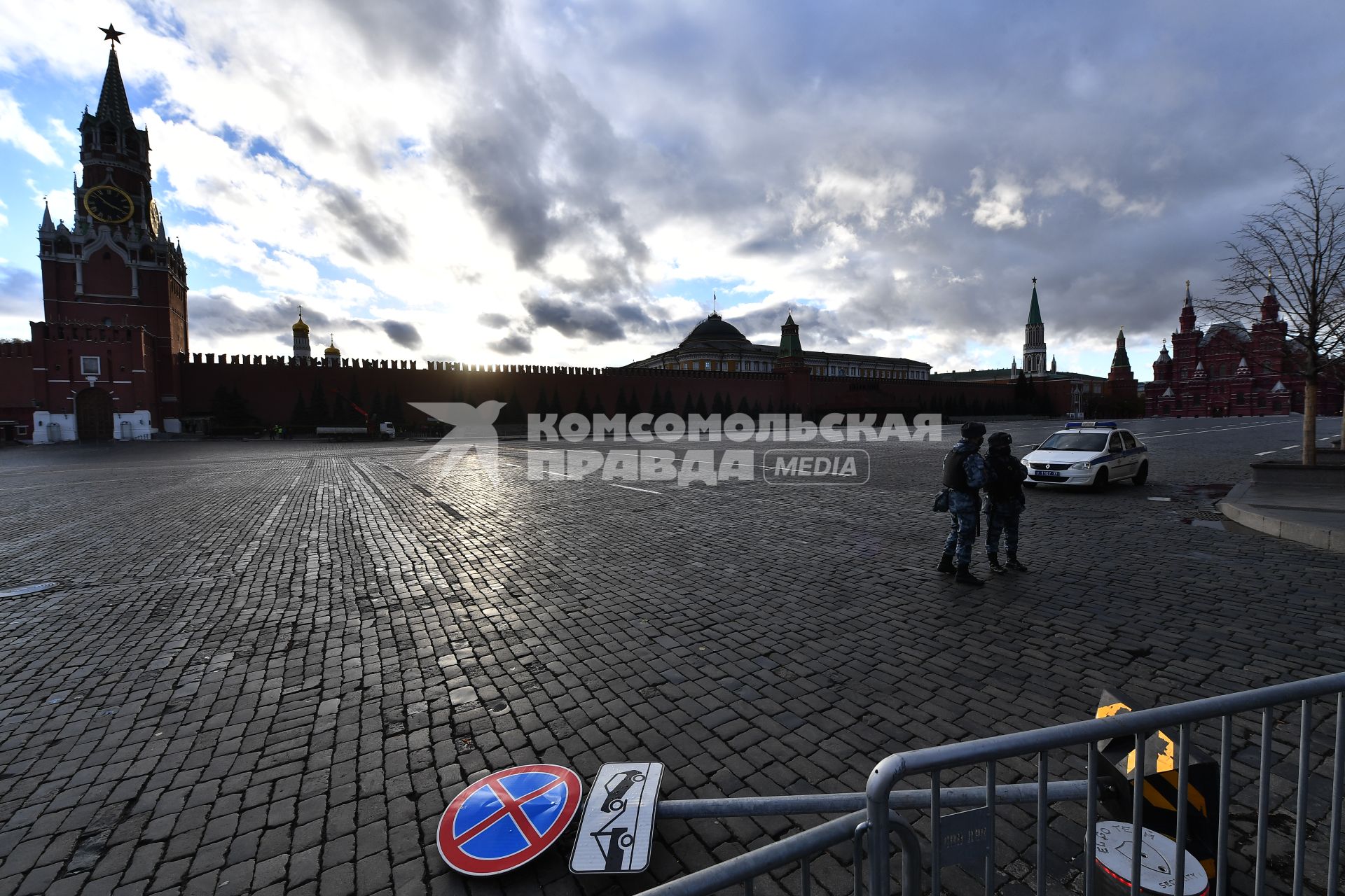 Москва. Сотрудники полиции на Красной площади, перекрытой в связи с обрушением зубцов на стене Московского Кремля из-за сильного ветра.