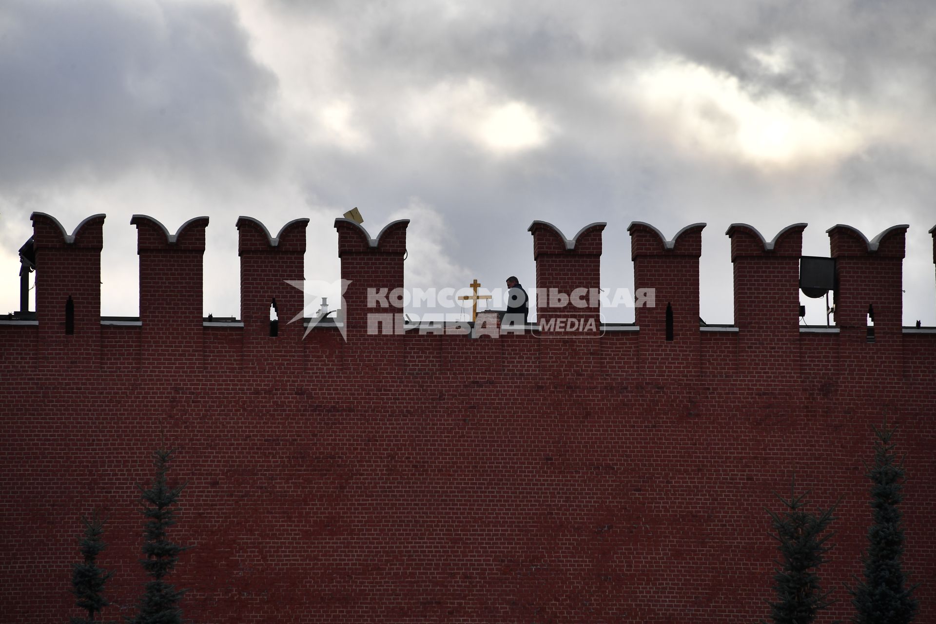 Москва. Обрушение зубца на кремлевской стене после сильного урагана.