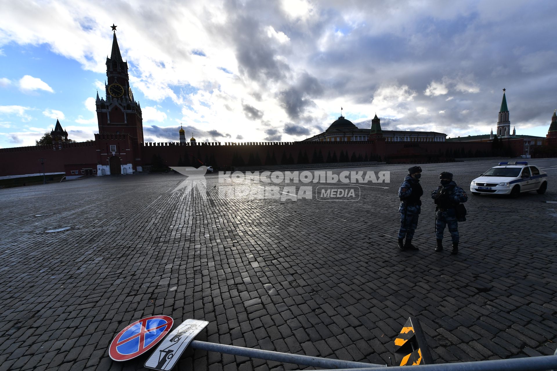 Москва. Сотрудники полиции на Красной площади, перекрытой в связи с обрушением зубцов на стене Московского Кремля из-за сильного ветра.