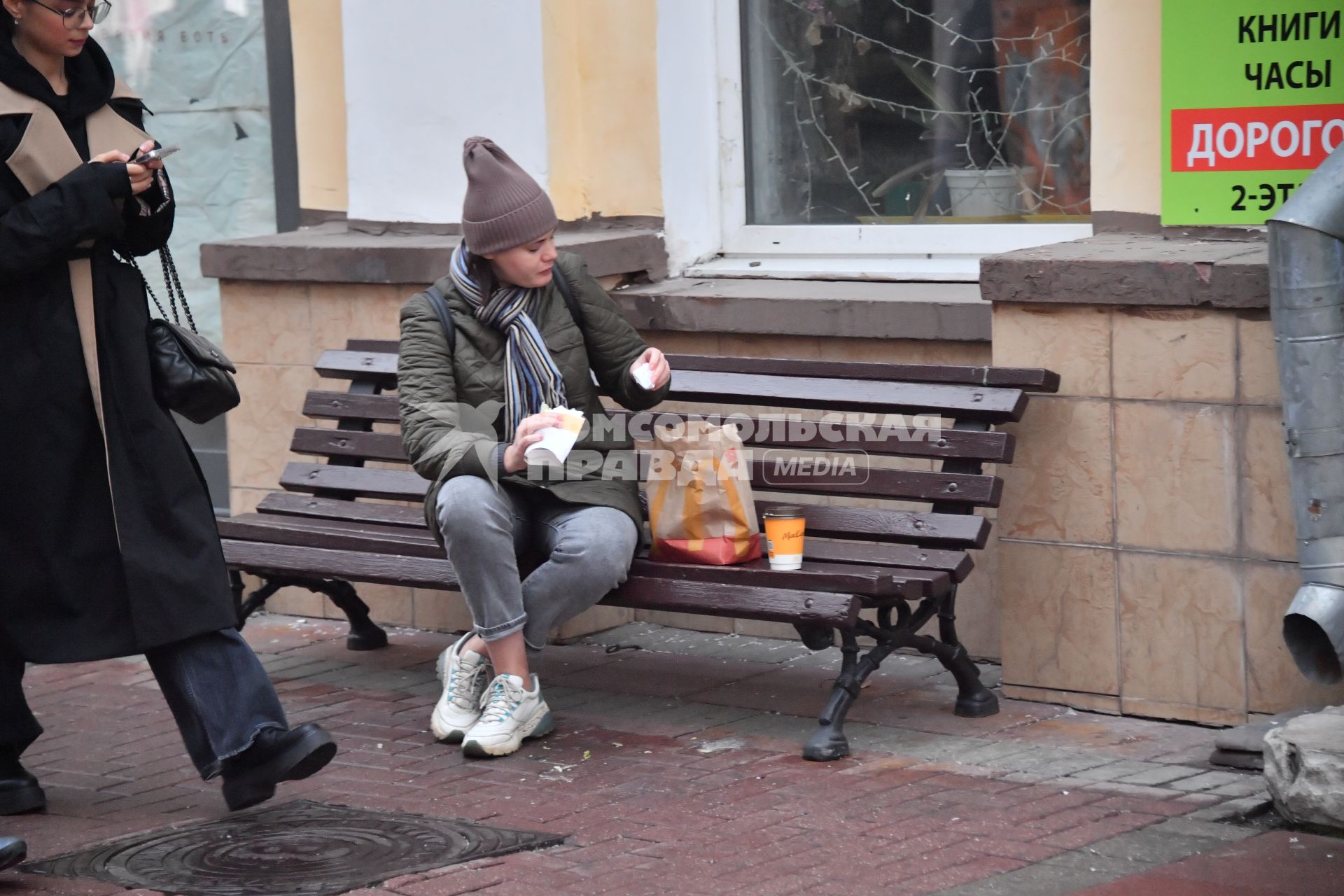 Москва.  Прохожие  на улице во время введения  режима нерабочих дней из-за ухудшения ситуации с коронавирусом.