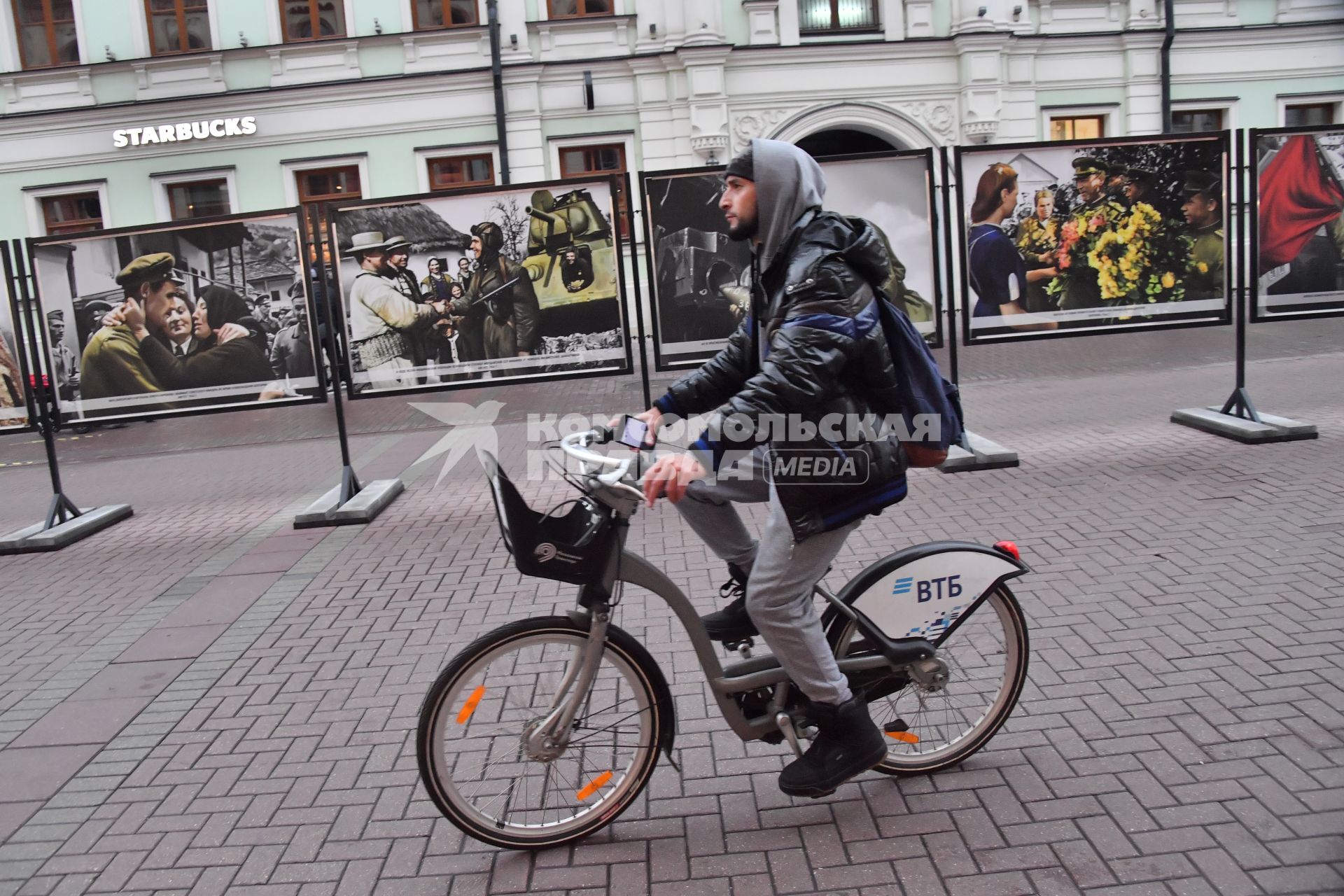 Москва. Мужчина на велосипеде во время введения  режима нерабочих дней из-за ухудшения ситуации с коронавирусом.