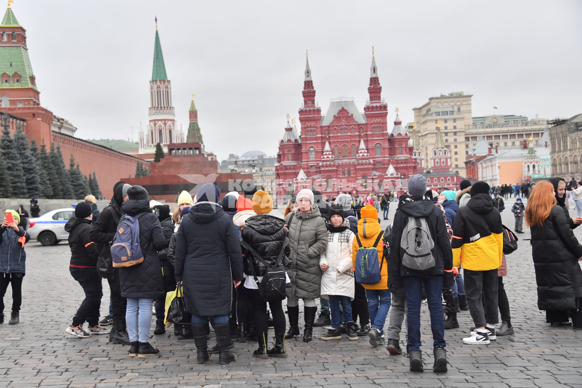 Москва.  Прохожие на Красной площади  во время введения  режима нерабочих дней из-за ухудшения ситуации с коронавирусом.