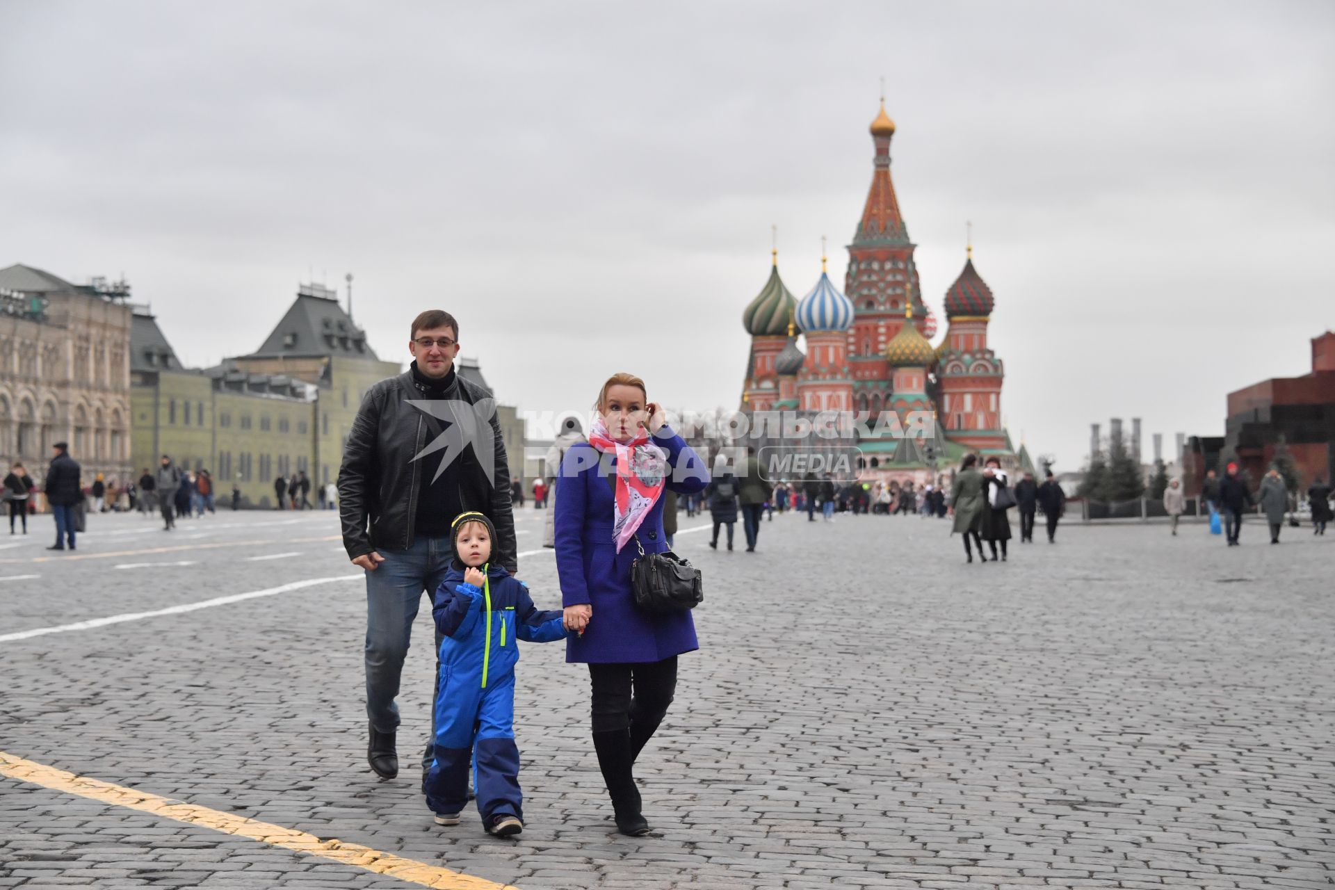 Москва.  Прохожие на Красной площади  во время введения  режима нерабочих дней из-за ухудшения ситуации с коронавирусом.