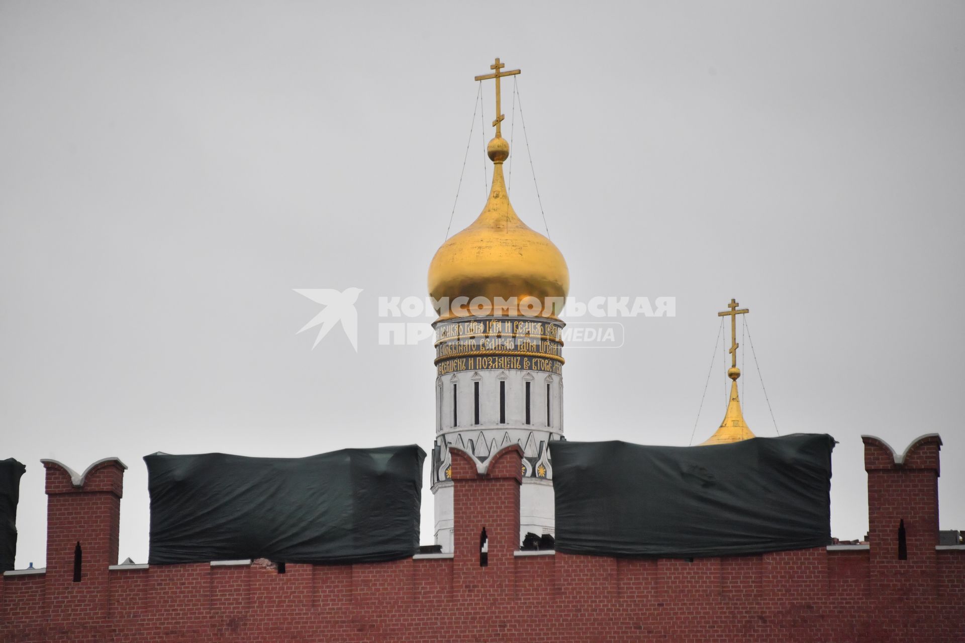 Москва.  Ремонт зубцов  на стене московского кремля.