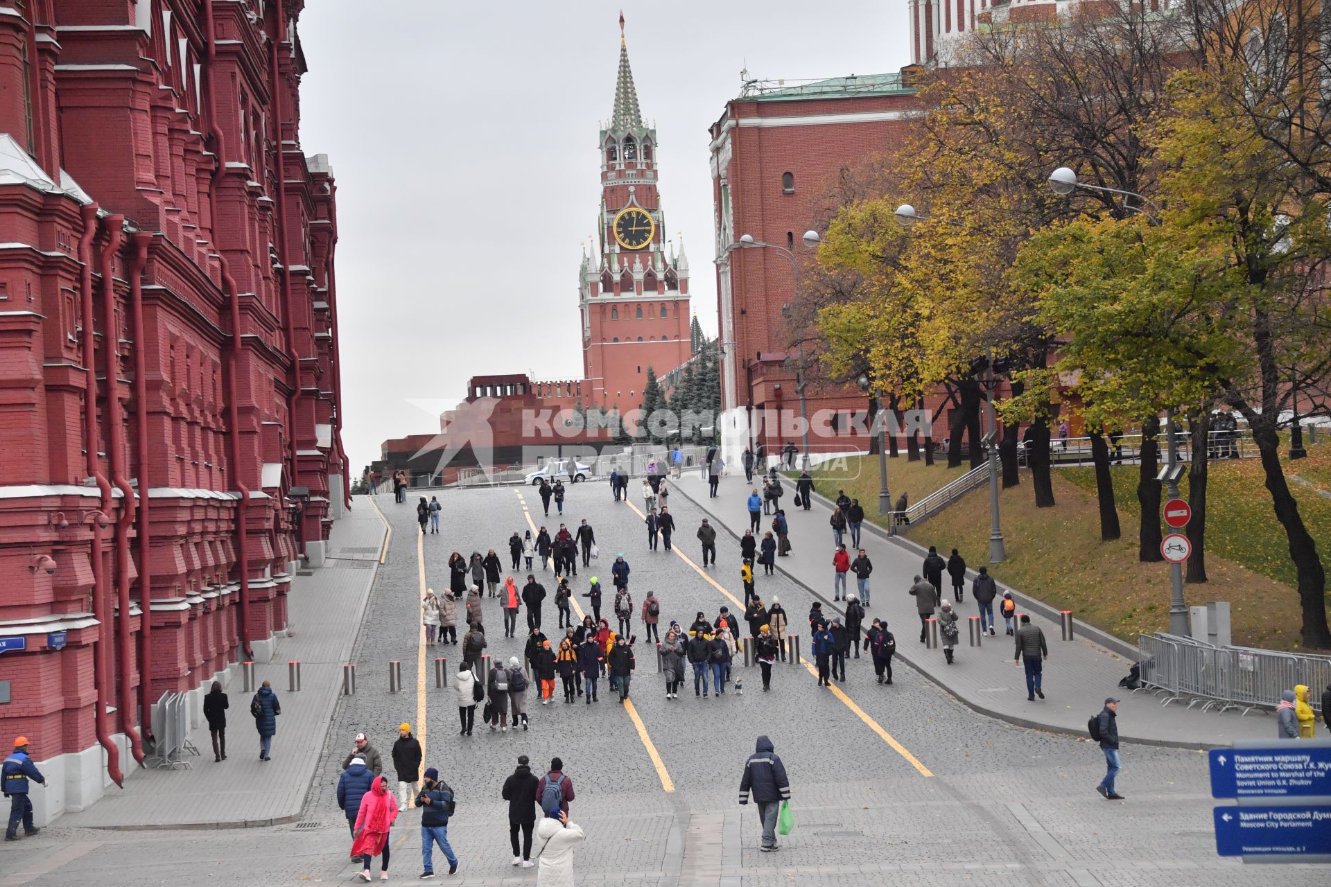 Москва.  Прохожие на улице  во время введения  режима нерабочих дней из-за ухудшения ситуации с коронавирусом.