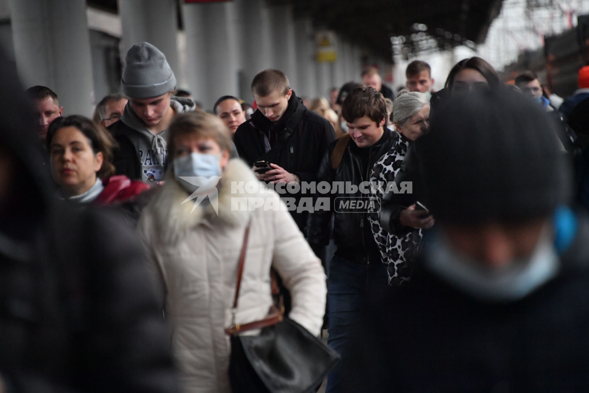 Москва.  Женщина  в защитной маске  во время пандемии и введения  режима нерабочих дней из-за ухудшения ситуации с коронавирусом.