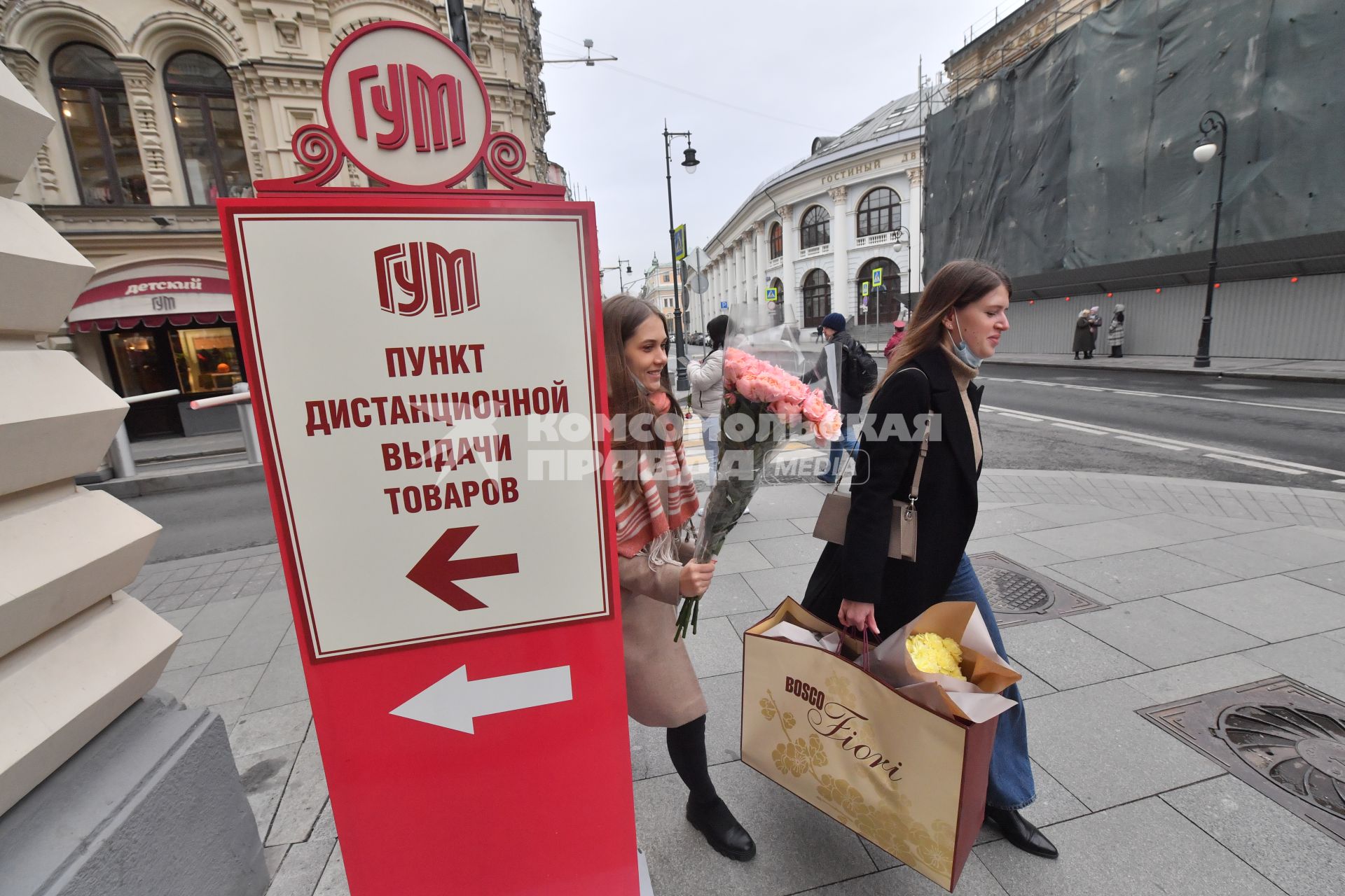 Москва. Работа дистанционного пункта выдачи товаров в ГУМе  во время введения  режима нерабочих дней из-за ухудшения ситуации с коронавирусом.