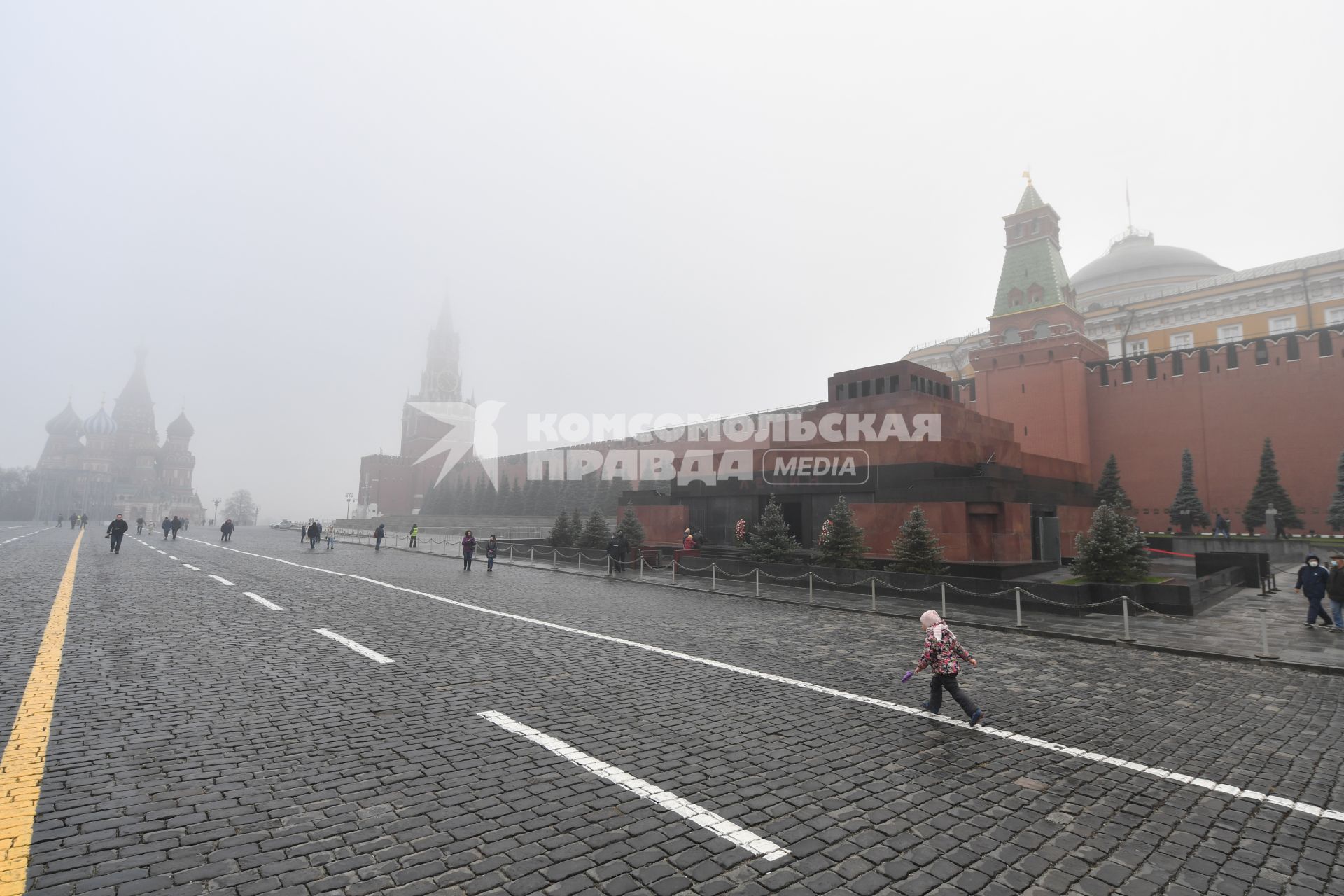 Москва. Прохожие на Красной площади  во время сильного тумана в городе.