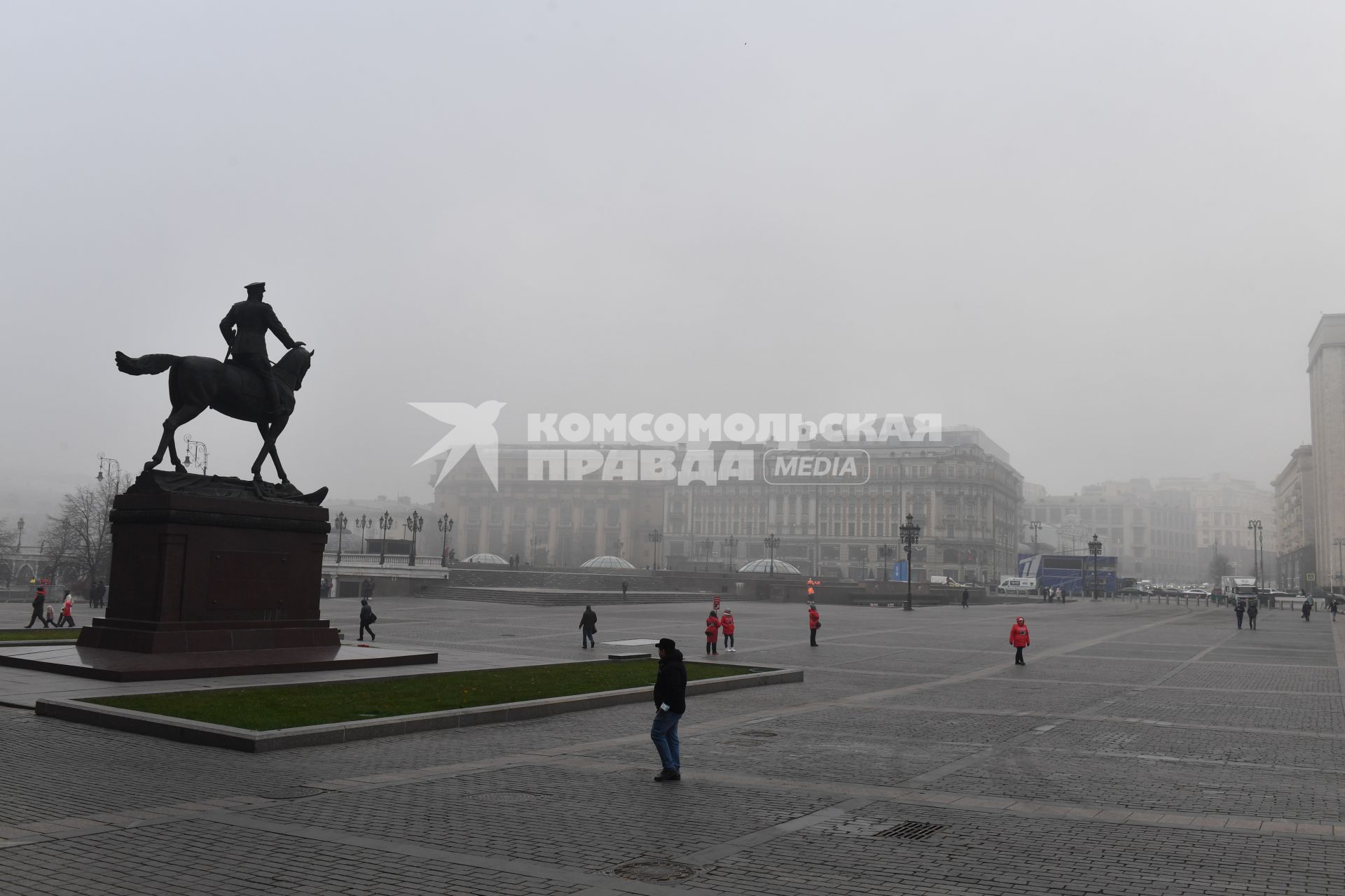 Москва. Прохожие на Манежной площади  во время сильного тумана в городе.