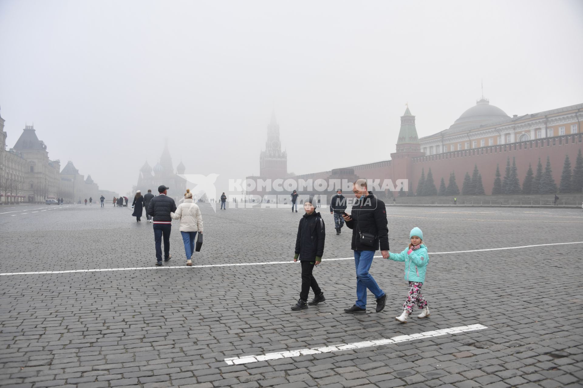 Москва. Прохожие на Красной площади  во время сильного тумана в городе.