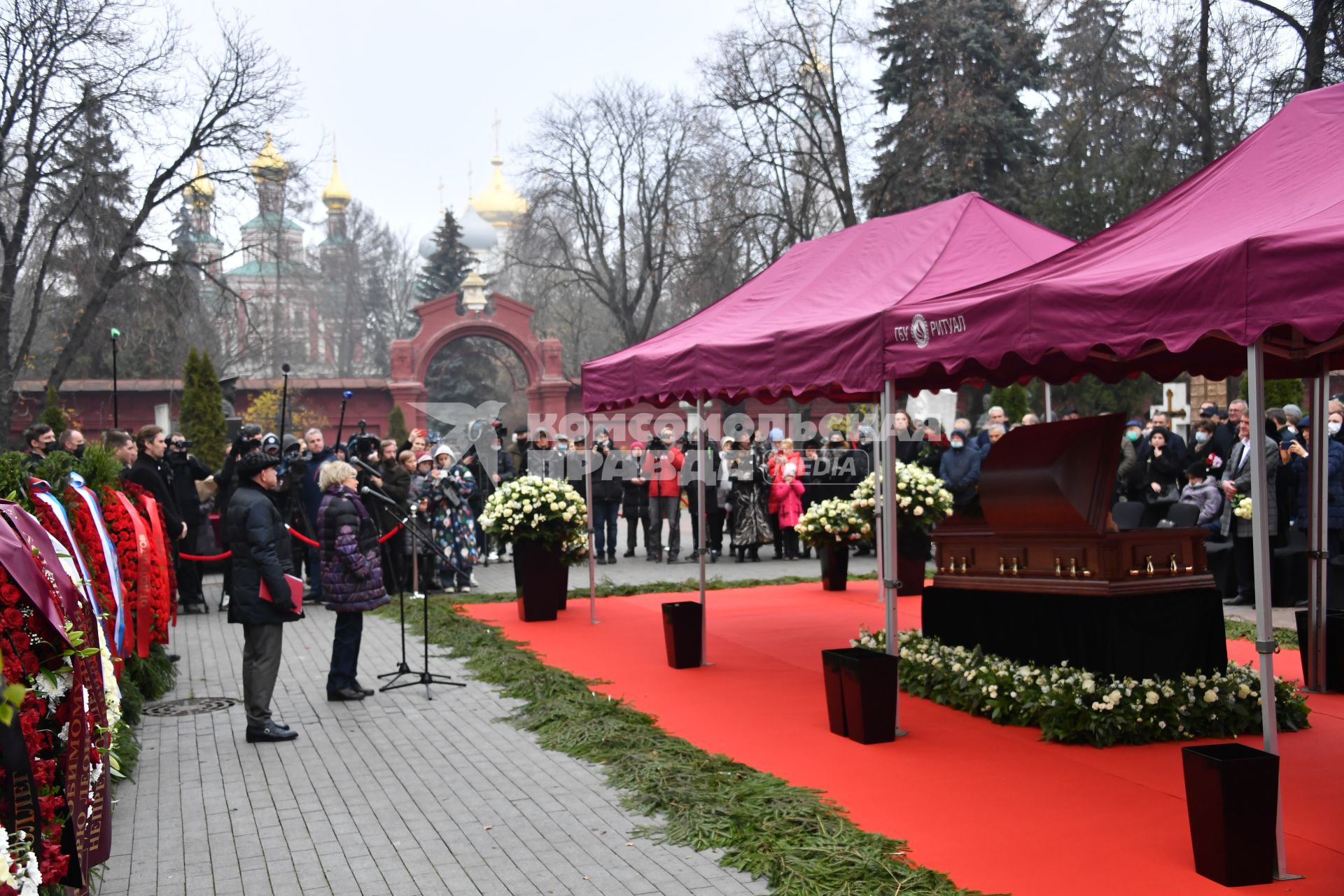 Москва. Телеведущая Ангелина Вовк на церемонии прощания с диктором Игорем Кирилловым на Новодевичьем кладбище.