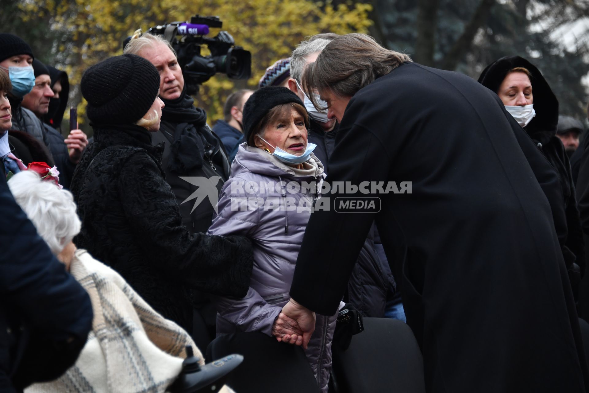 Москва. Генеральный директор Первого канала Константин Эрнст и режиссёр советского и российского телевидения Калерия Кислова на церемонии прощания с диктором Игорем Кирилловым на Новодевичьем кладбище.