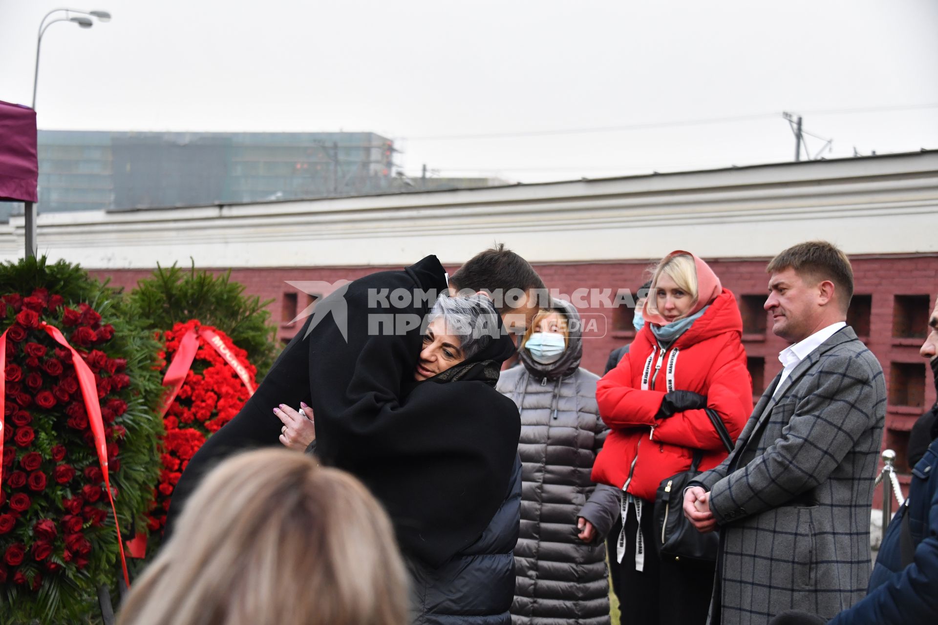 Москва. Вдова И.Кириллова Татьяна Кириллова на церемонии прощания с диктором Игорем Кирилловым на Новодевичьем кладбище.