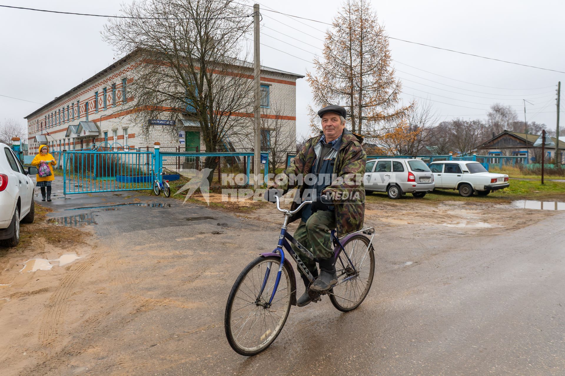 Нижегородская область. Село Хохлома. Житель села на велосипеде  села.