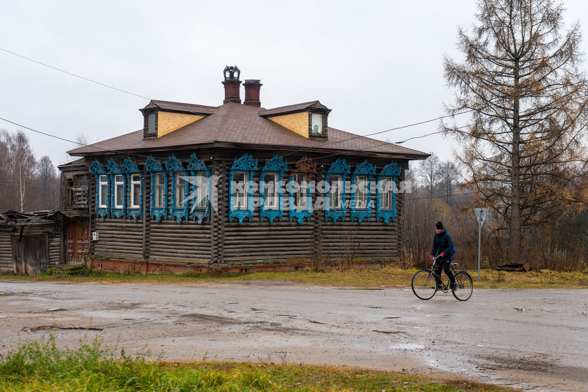 Нижегородская область. Село Хохлома. Житель села на велосипеде  села.