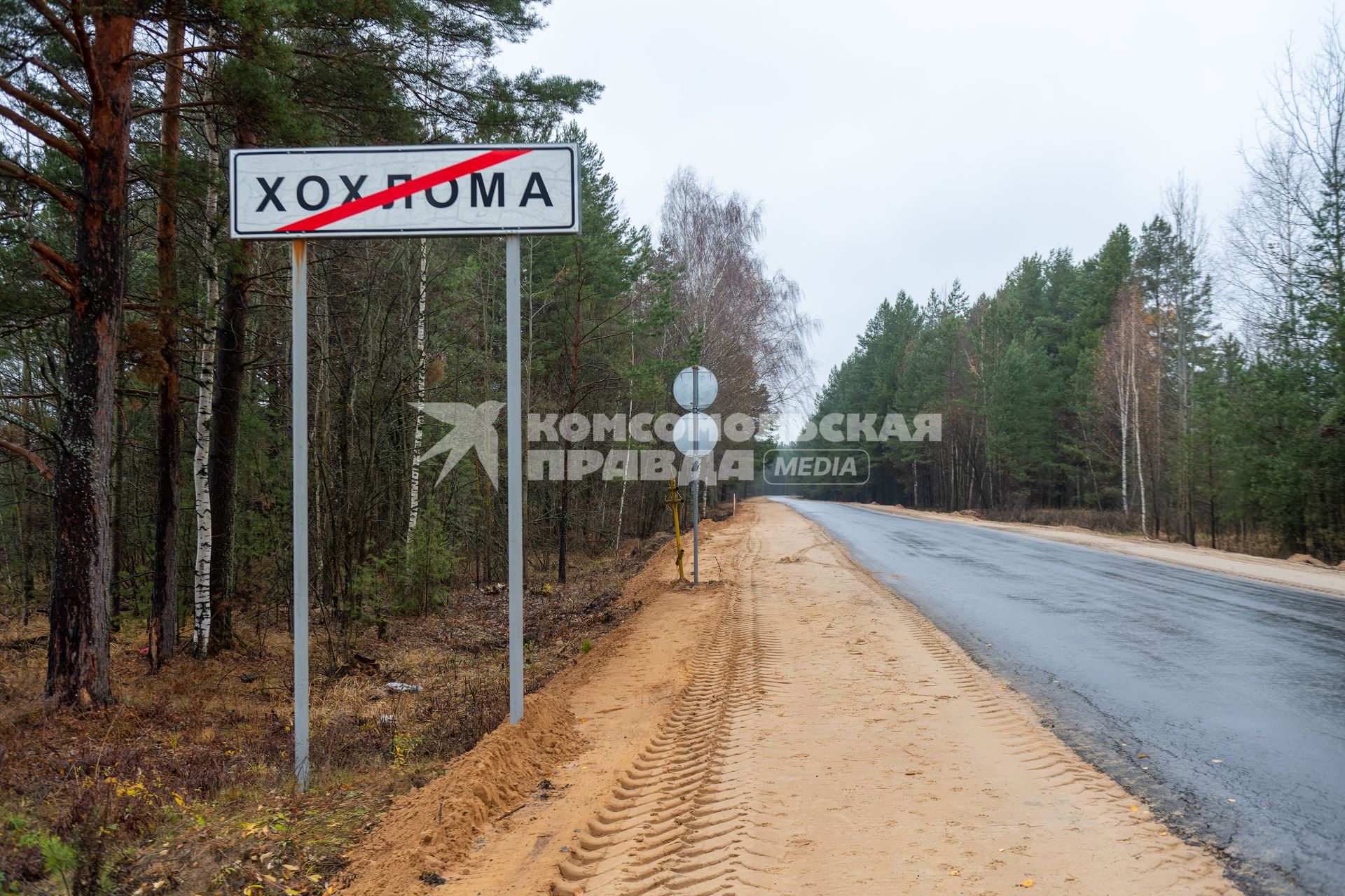 Нижегородская область. Село Хохлома. Вид на дорожные указатели .