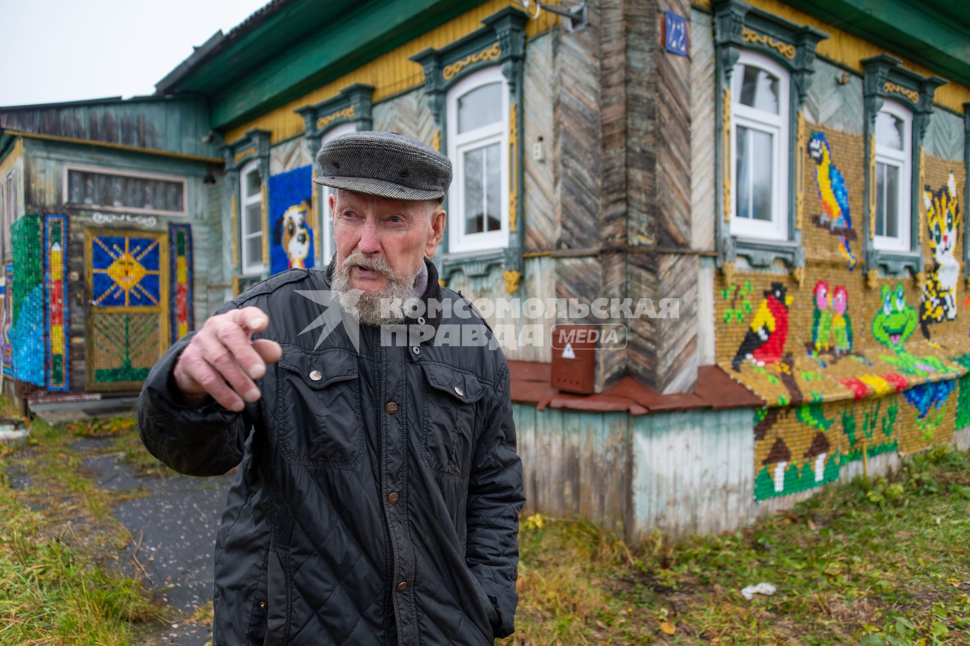 Нижегородская область. Село Хохлома. Виктор Шишанов у своего дома с узорным фасадом, выложенным из пластиковых пробок.