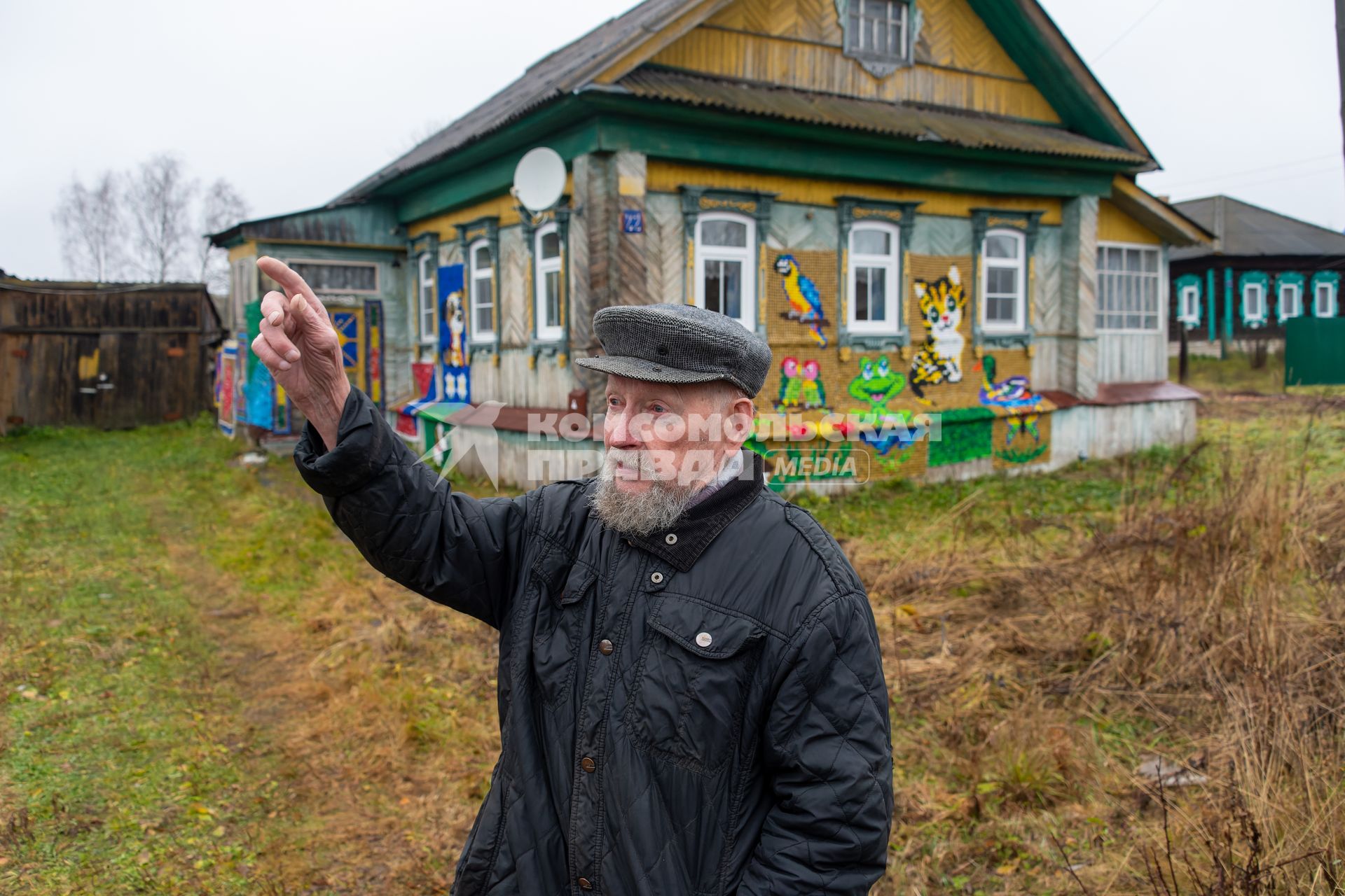 Нижегородская область. Село Хохлома. Виктор Шишанов у своего дома с узорным фасадом, выложенным из пластиковых пробок.