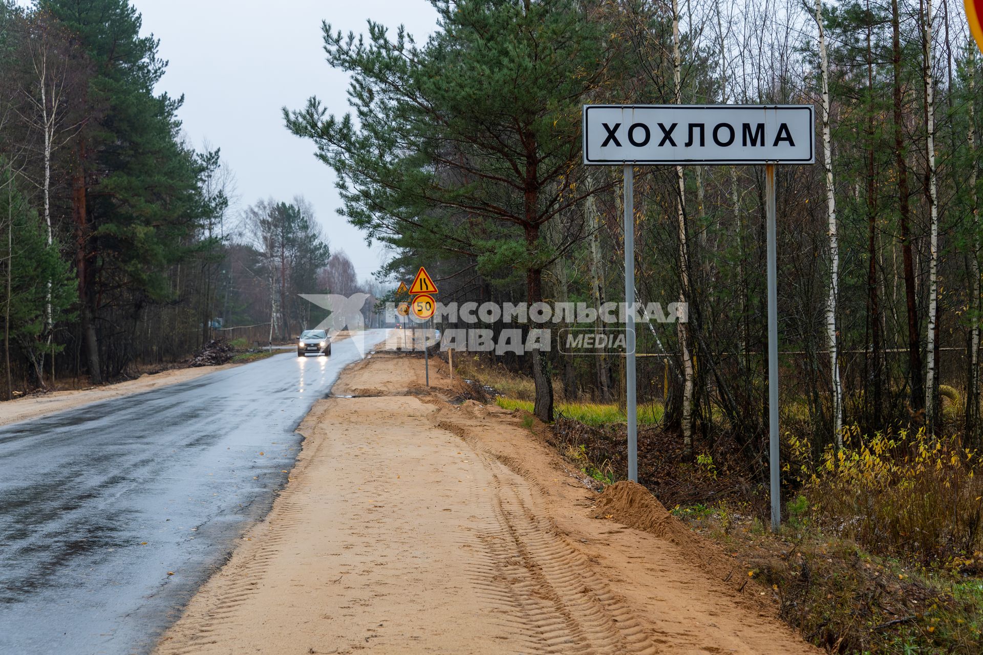 Нижегородская область. Село Хохлома. Вид на дорожные указатели .