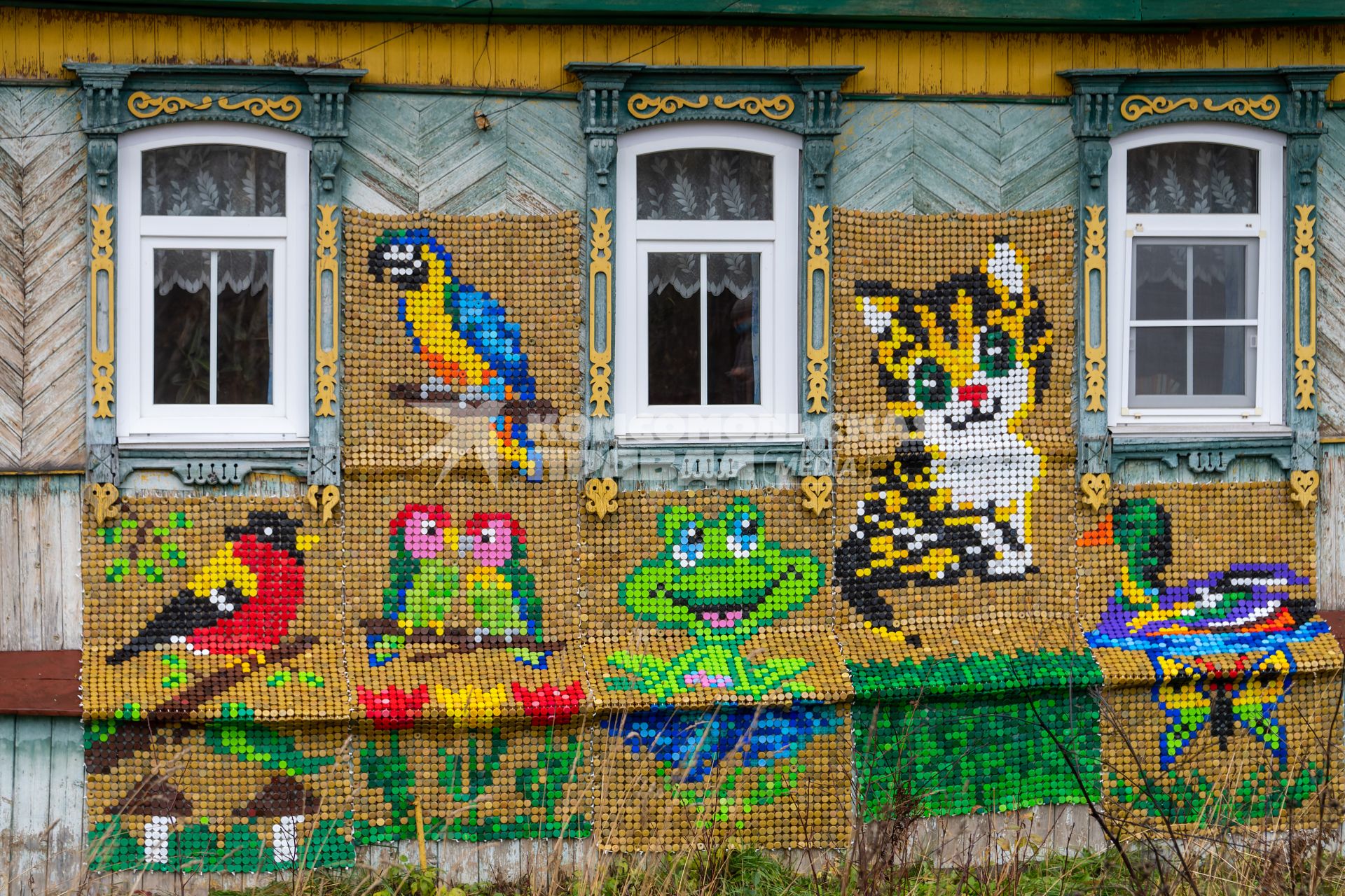 Нижегородская область. Село Хохлома.  Дом  с узорным фасадом, выложенным из пластиковых пробок  местным жителем Виктором Шишановым.