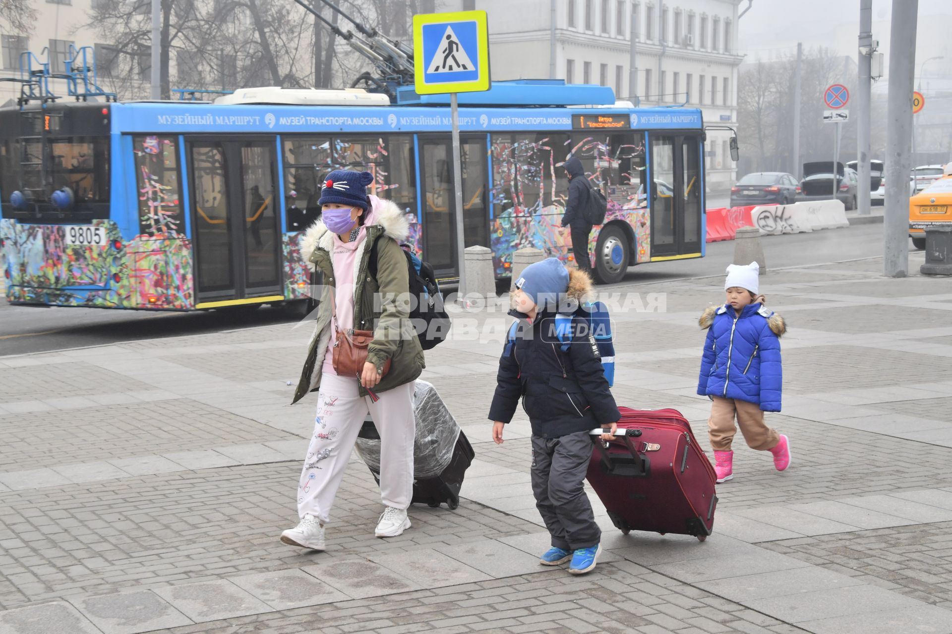 Москва. Женщина с детьми на одной из улиц города.