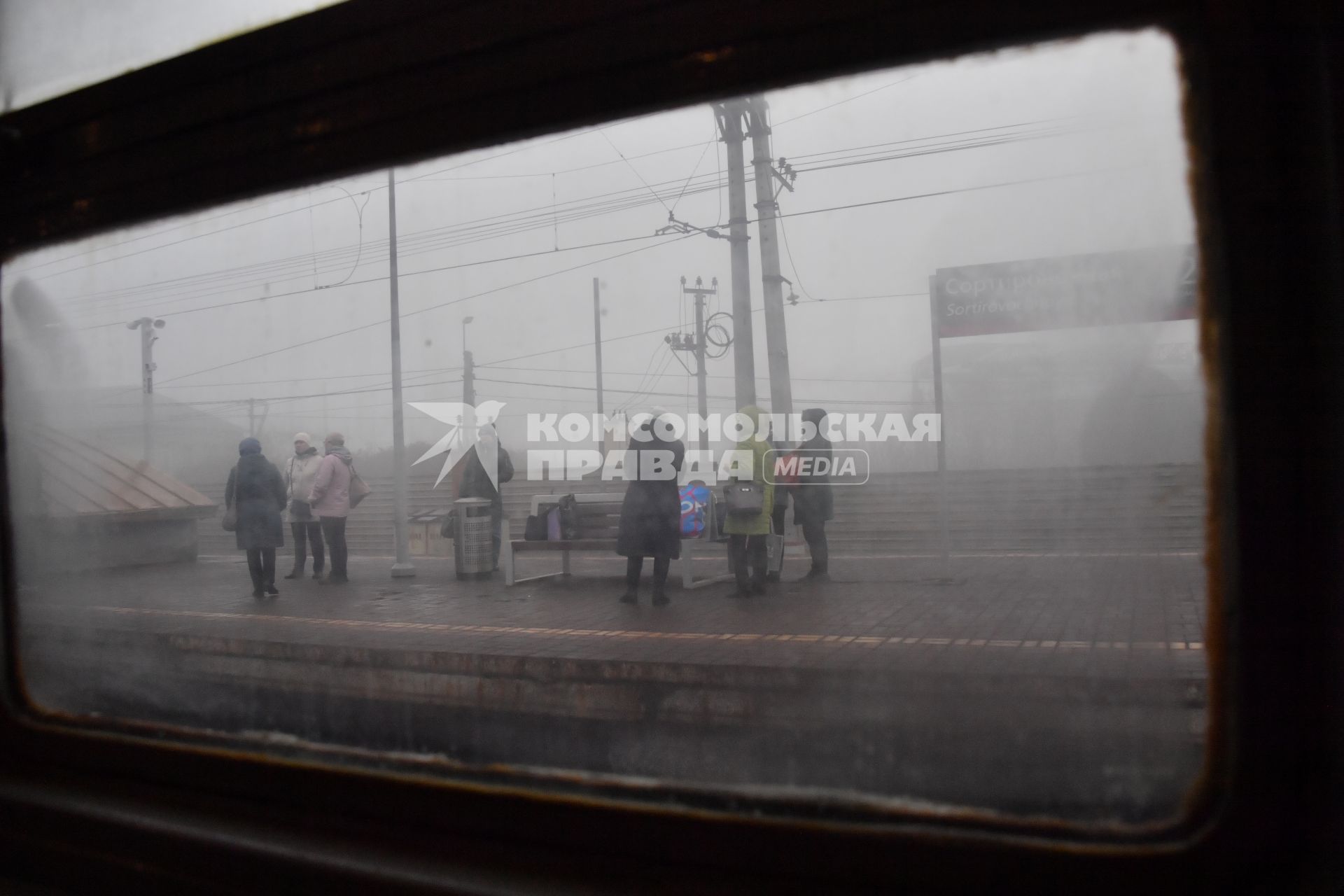 Москва. Пассажиры на перроне Казанского вокзала.