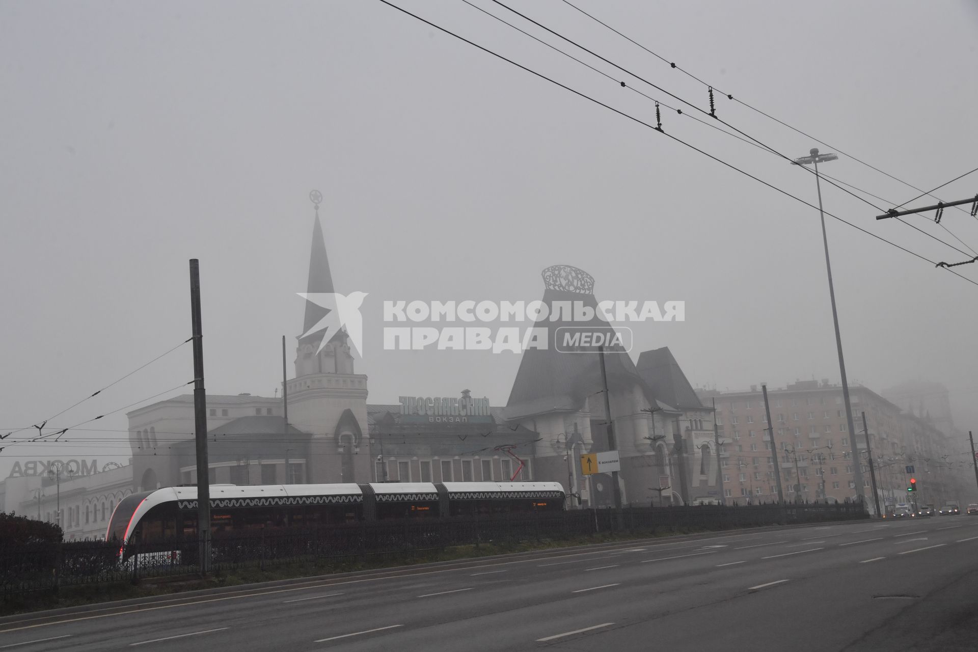 Москва. Вид на здание Ярославского вокзала во время сильного тумана в городе.